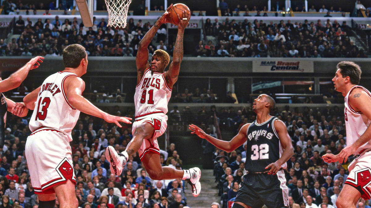 罗德曼的拼抢篮板是球场上一道亮丽的风景线!