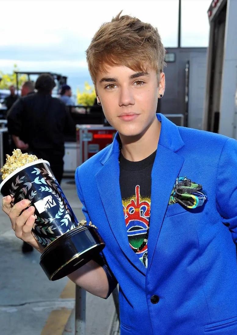 贾斯汀·比伯被拍到在一棵树旁小便__财经头条