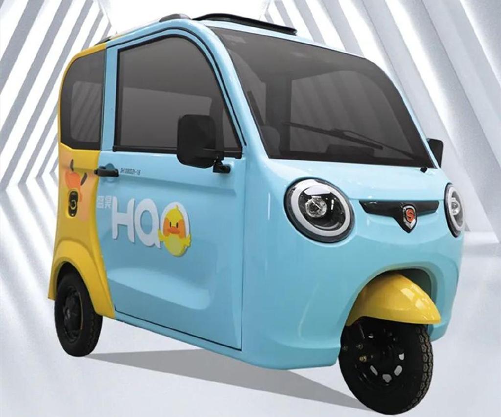 两款全封闭电动三轮车发布时尚车身续航力足最大可载3人