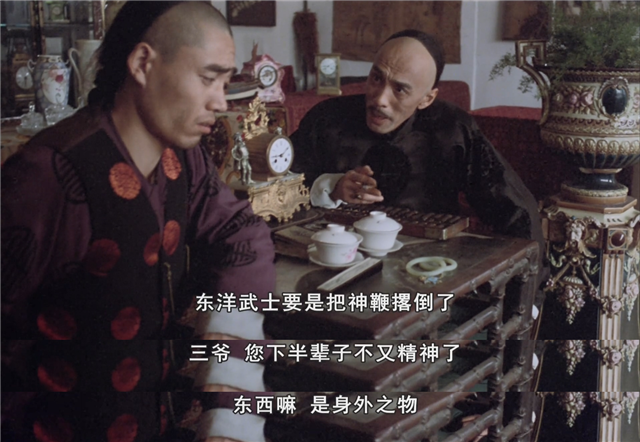 有富有天津特色的挖耳朵,修指甲动作,扇子和鼻烟壶等小单品