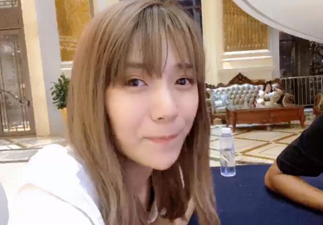 旭旭宝宝参加线下活动被三线女主播强抱完全无视韩茜茜的存在