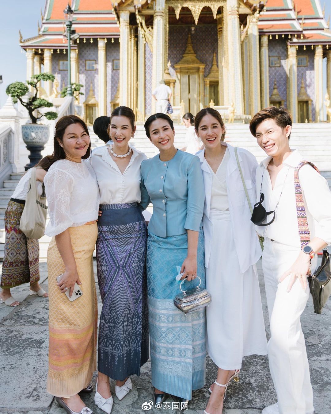 泰圈女神男神同框maipushjooy共赴佛寺做功德