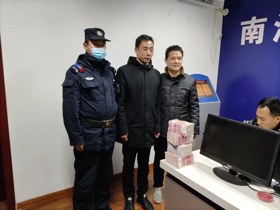 信阳一司机在茶韵路上捡到一个纸箱子,里面放着40万元现金