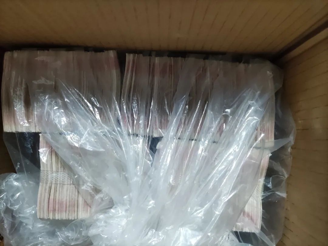 信阳一司机在茶韵路上捡到一个纸箱子,里面放着40万元现金