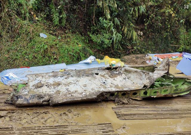 东航坠机撞击点最深约20米，离核心现场10多公里外发现疑似飞机残骸碎片休闲区蓝鸢梦想 - Www.slyday.coM