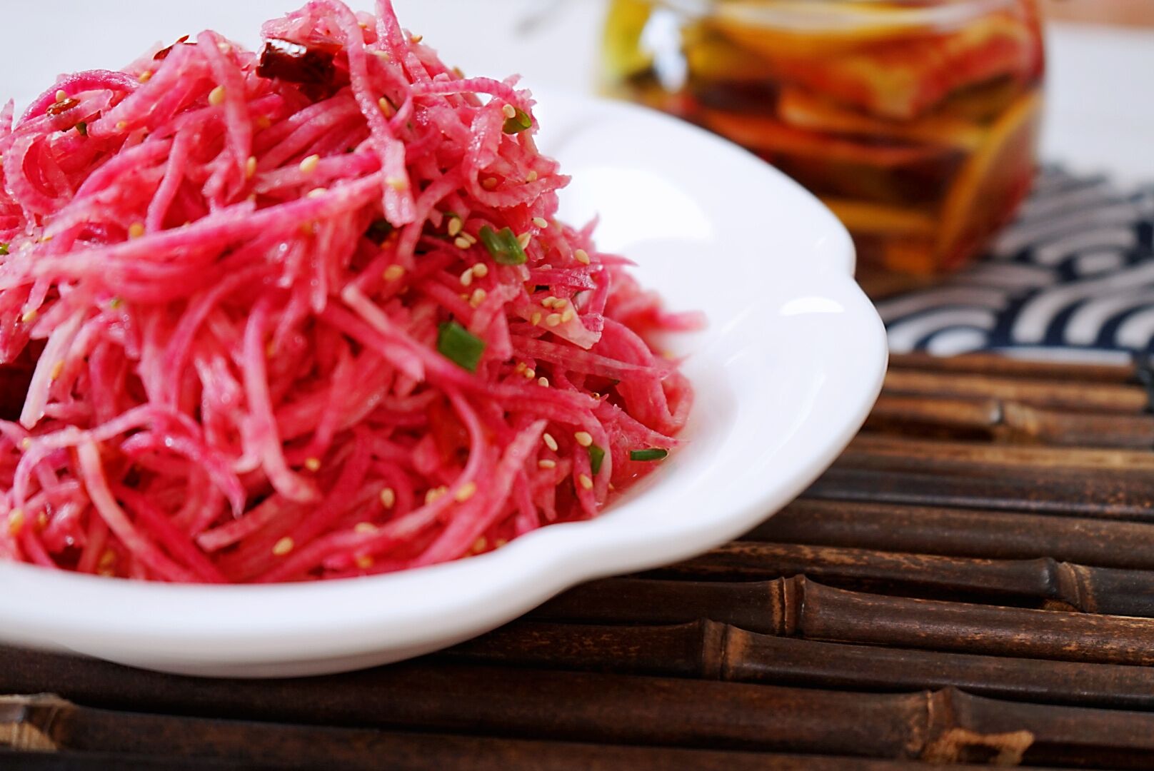 和凉拌萝卜丝,今天晚上吃饭有了凉菜,明天早上用餐也有了可口的小咸菜