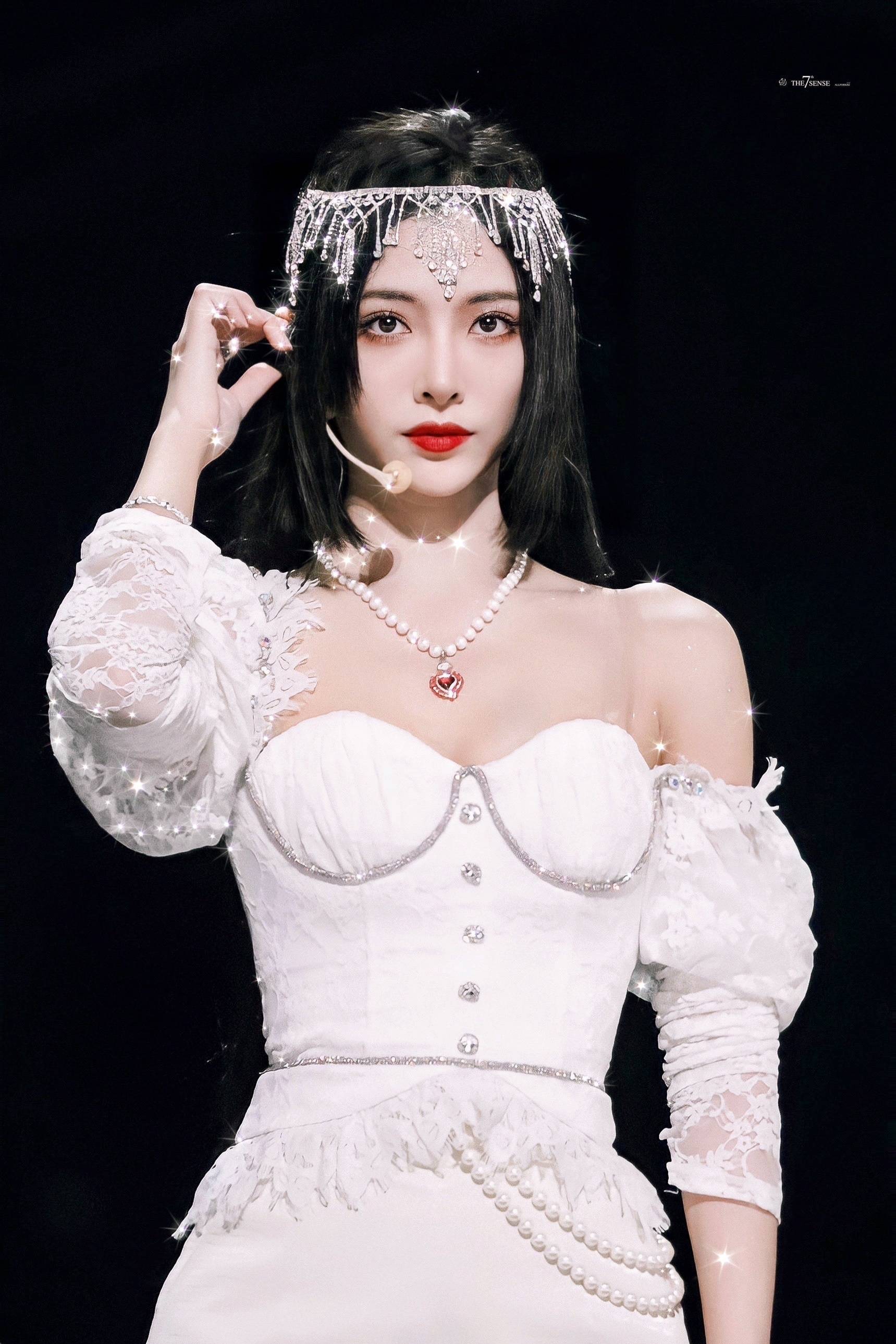 许佳琪晚会造型 长发的kiki真的太绝了