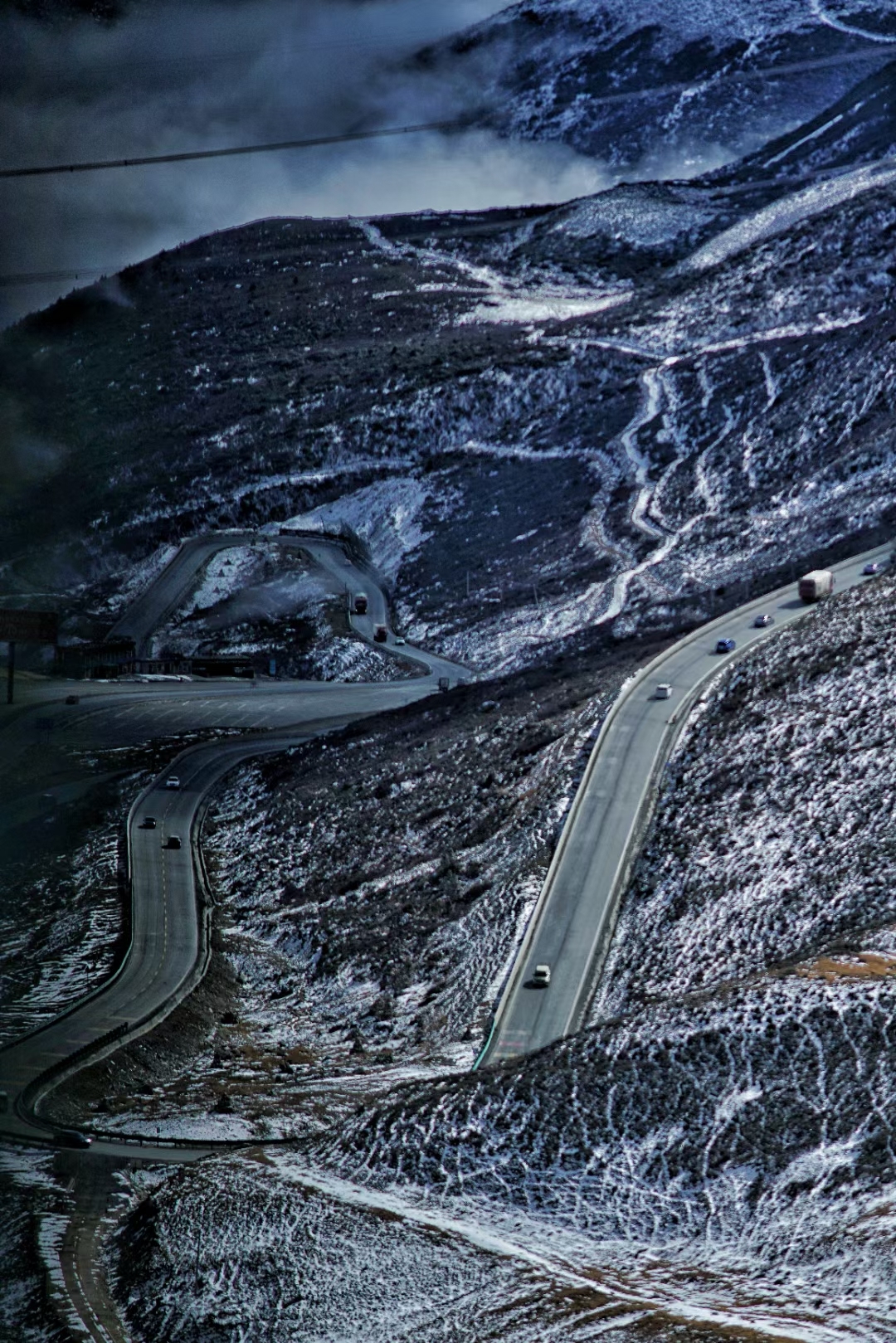 昨天下午经过的折多山,很好彩,路面没有结冰无交通管制