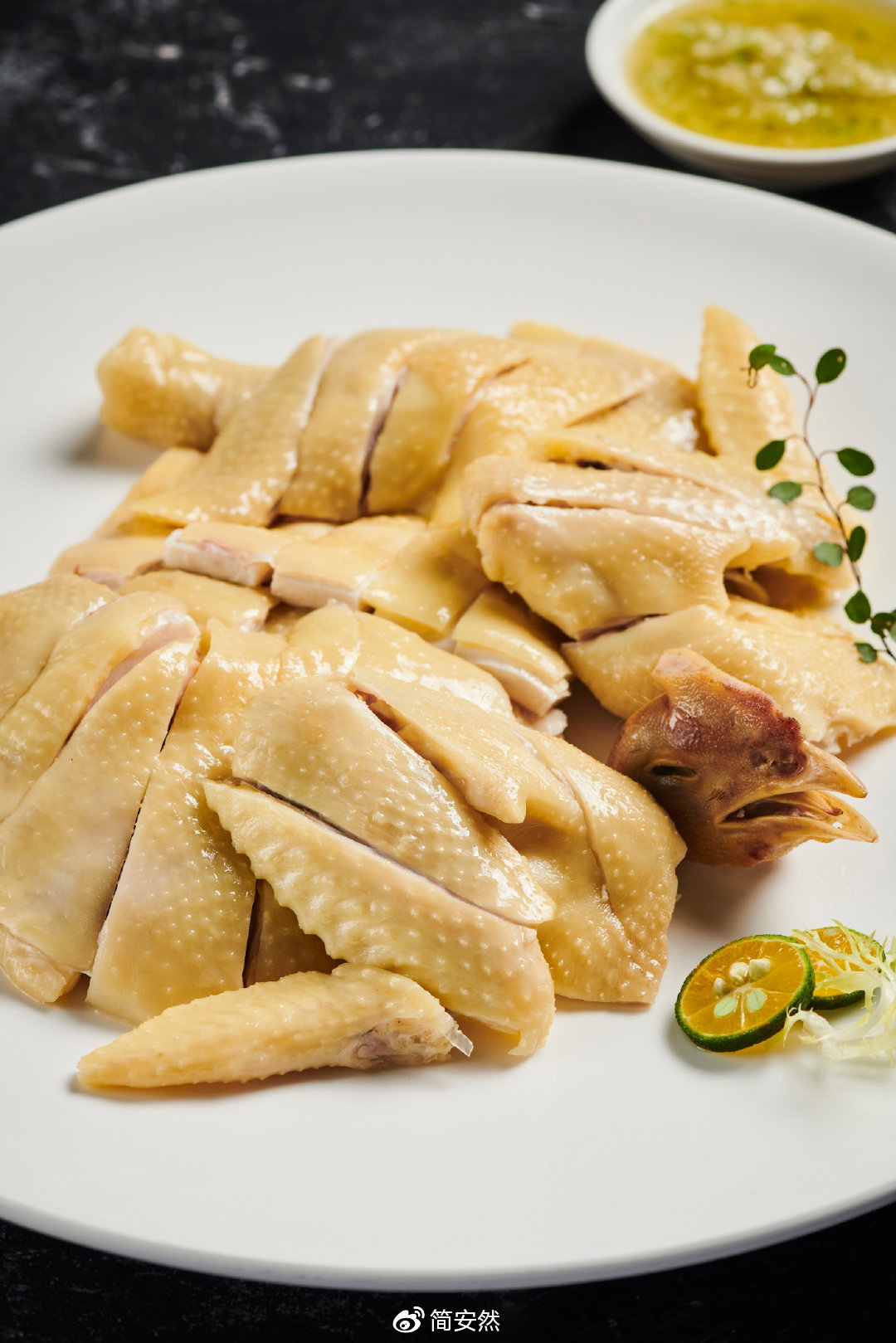 白切冰皮土鸡,选用饲养满18个月的广西黄老鸡,搭配自制白卤水,经主厨