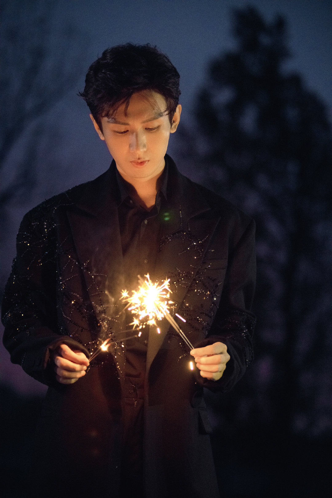 成毅新鲜夜幕烟花写真大片 身穿黑色西装,夜幕下手拿烟花棒……__财经