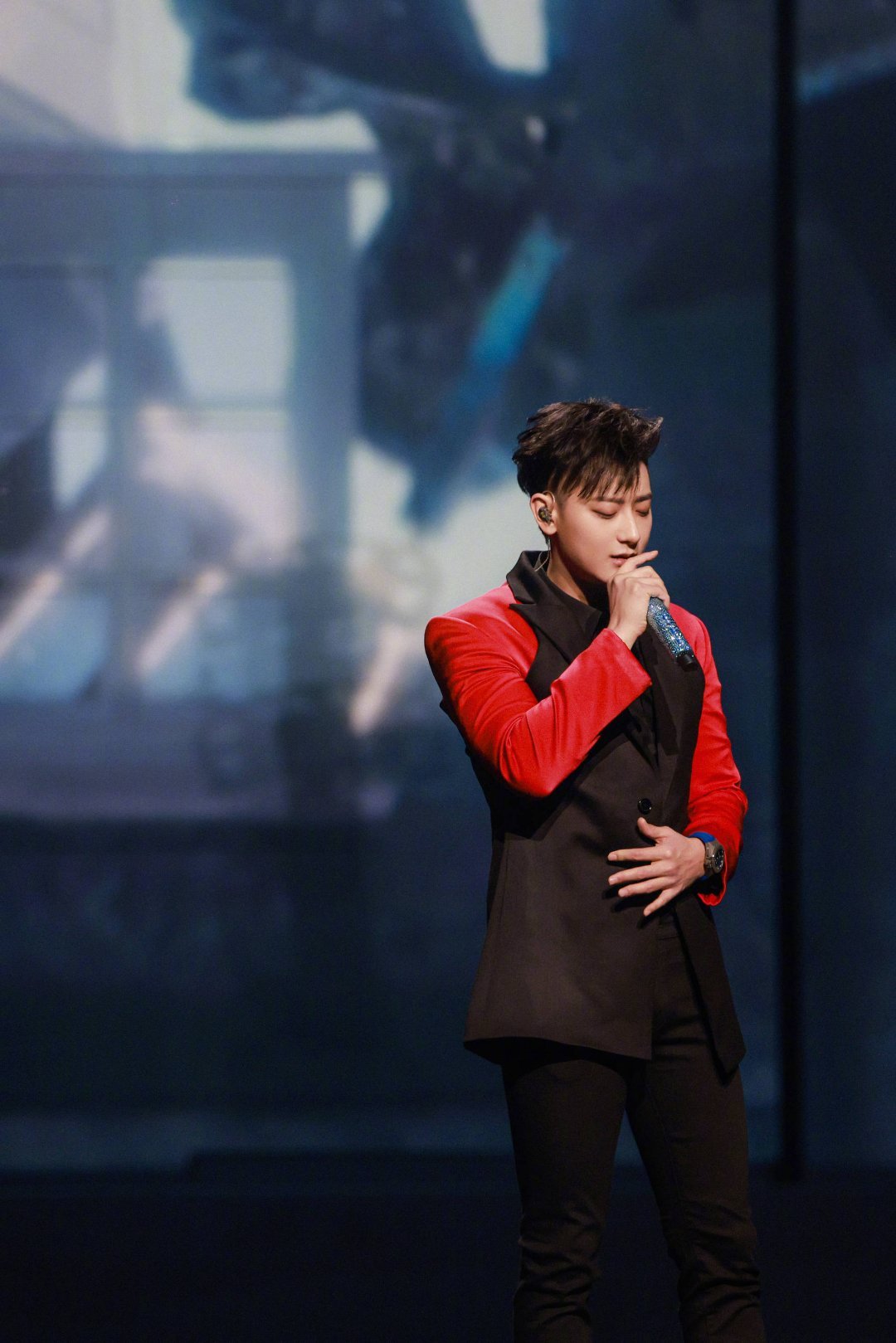 黄子韬舞台造型,拼接西装酷帅十足!时尚表现力真的是绝绝子!