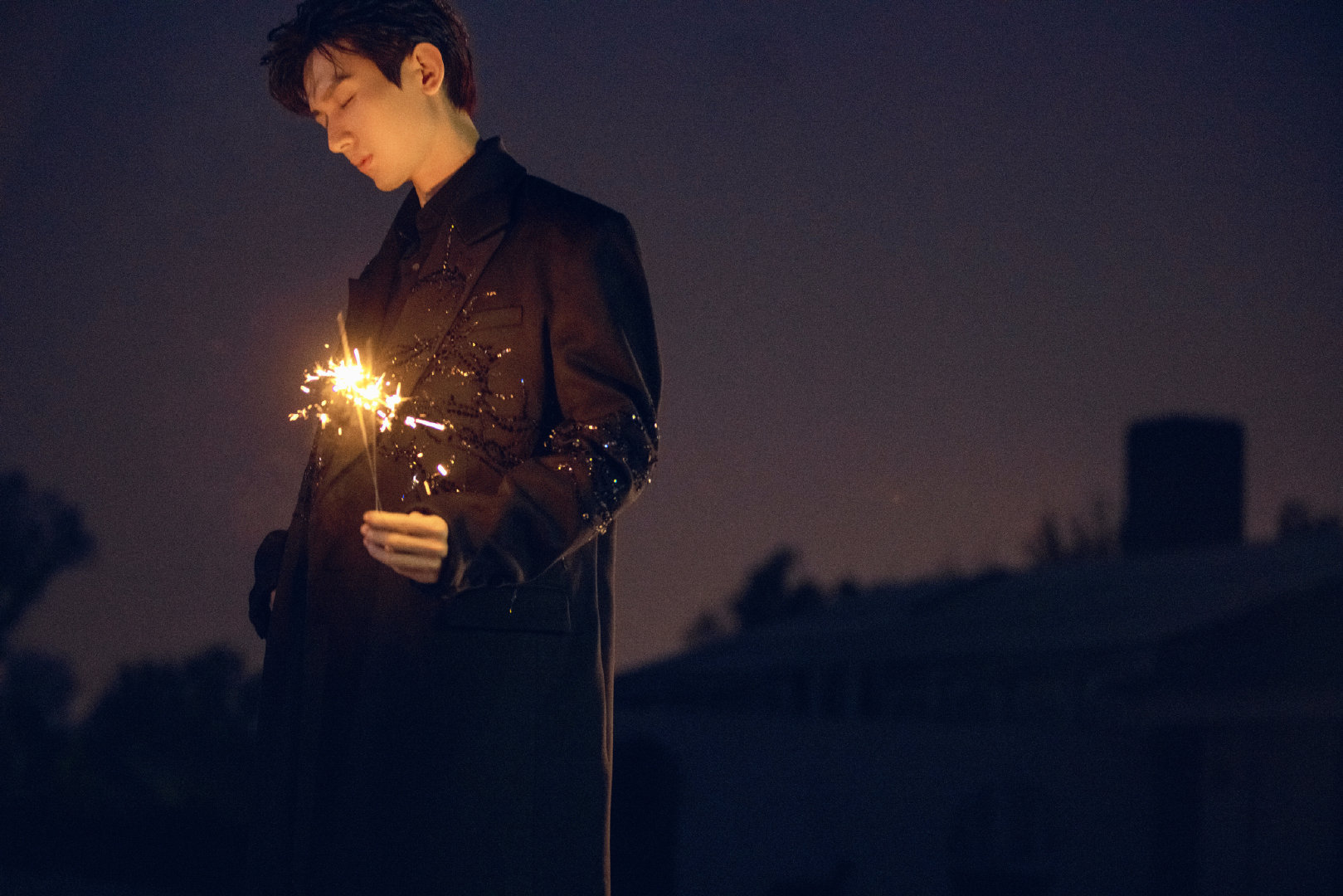 成毅新鲜夜幕烟花写真大片 身穿黑色西装,夜幕下手拿烟花棒……__财经