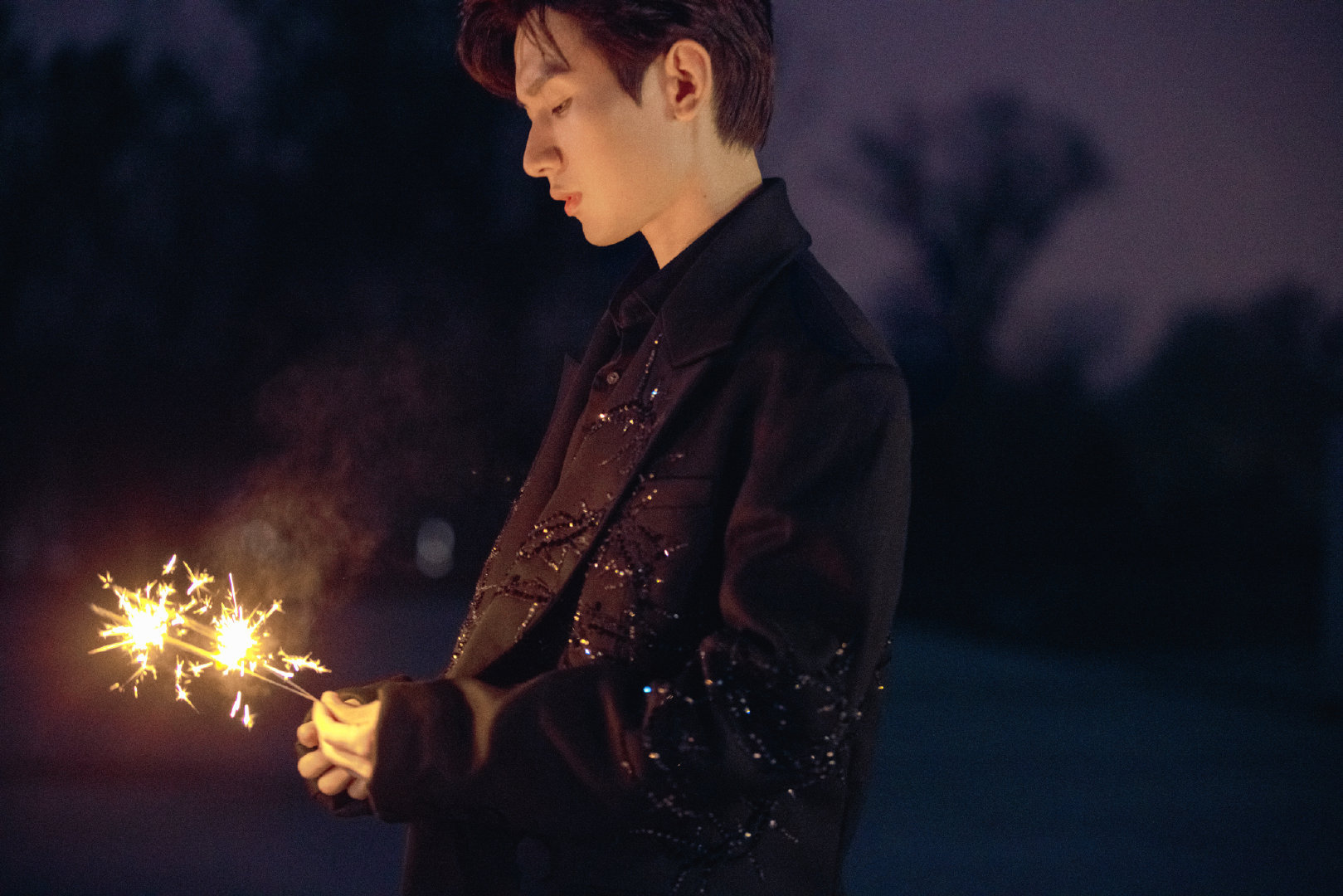 成毅新鲜夜幕烟花写真大片 身穿黑色西装,夜幕下手拿烟花棒……__财经