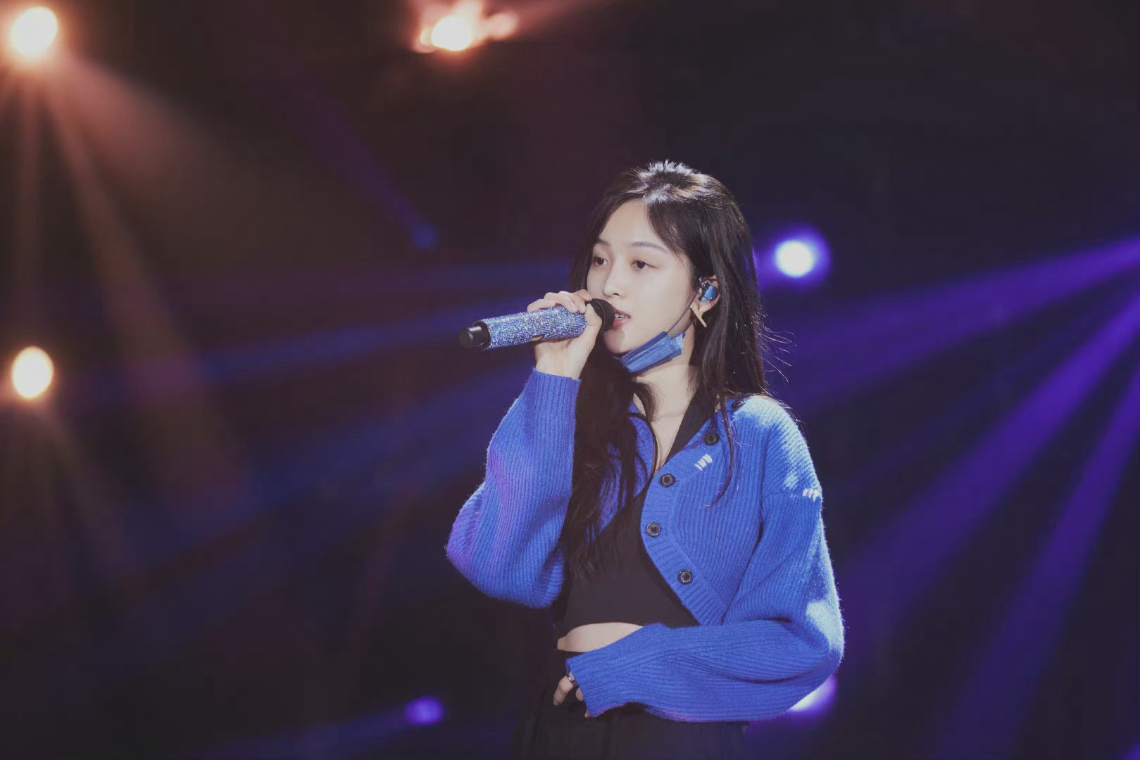 吴宣仪生日会舞台彩排照来啦 蓝色系的小选温柔可爱……_高清图集