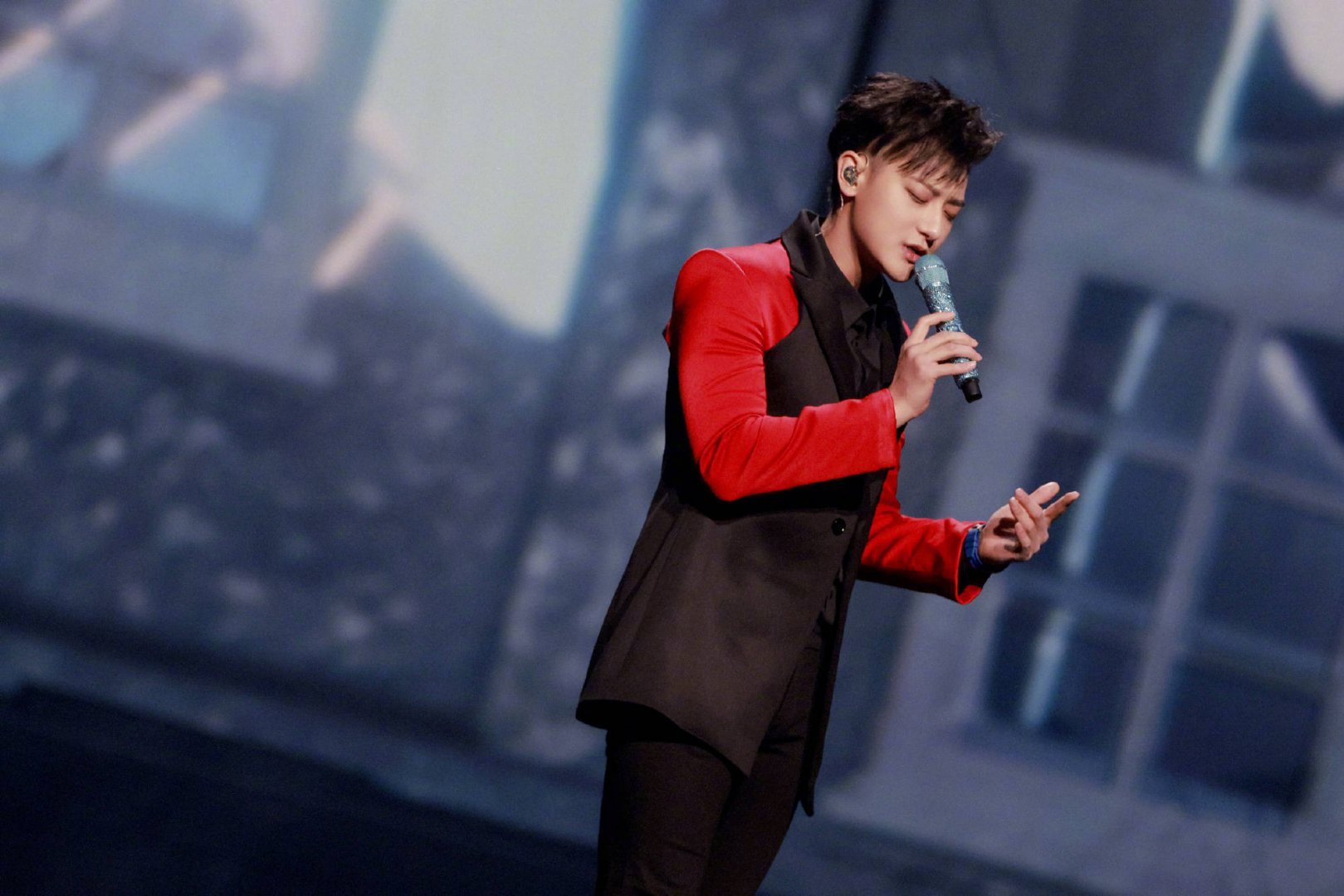 黄子韬舞台造型,拼接西装酷帅十足!时尚表现力真的是绝绝子!