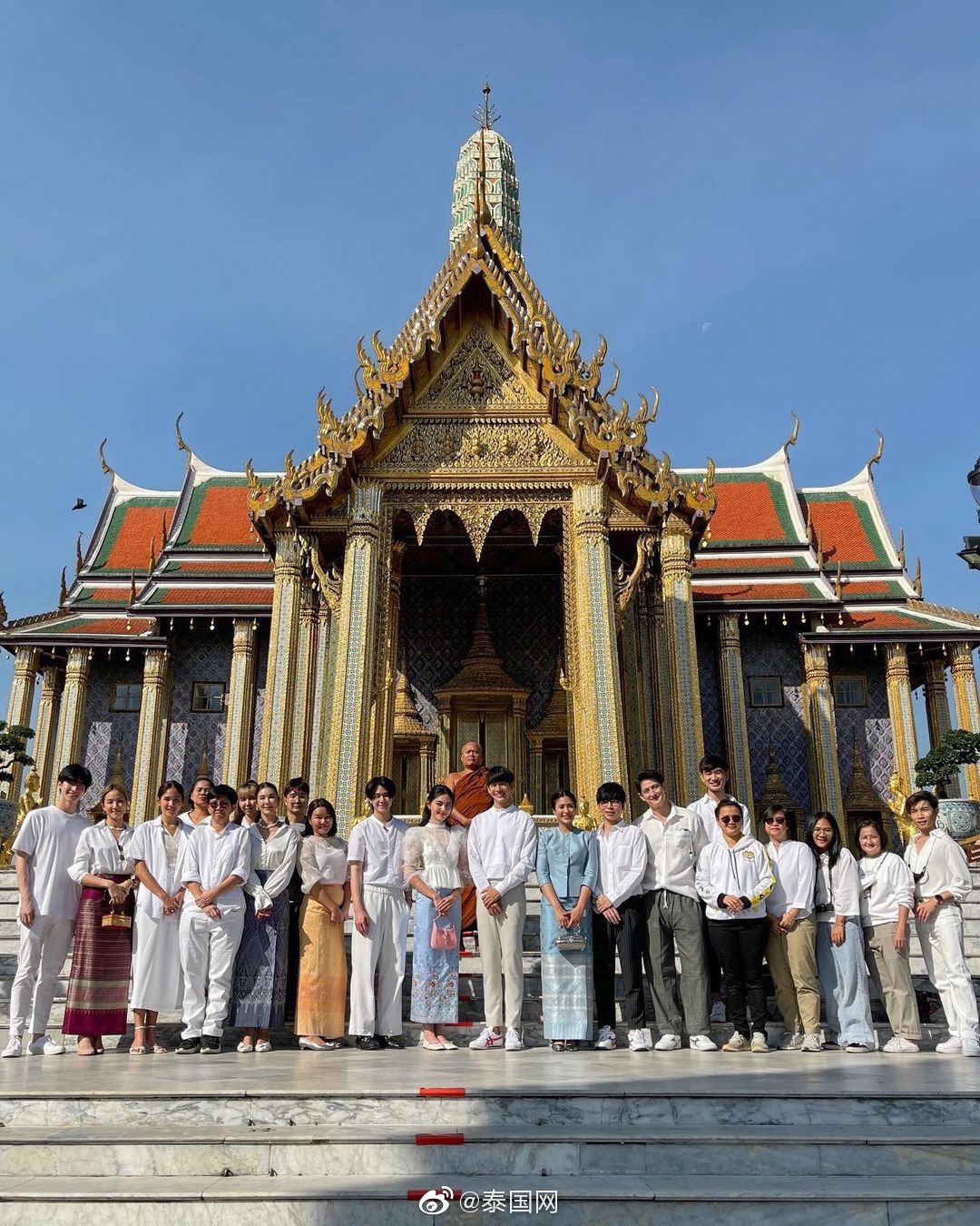 泰圈女神男神同框maipushjooy共赴佛寺做功德