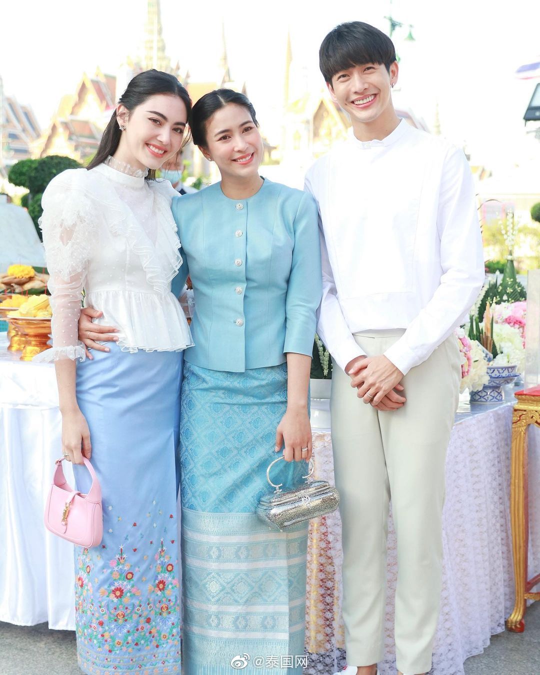 泰圈女神男神同框maipushjooy共赴佛寺做功德