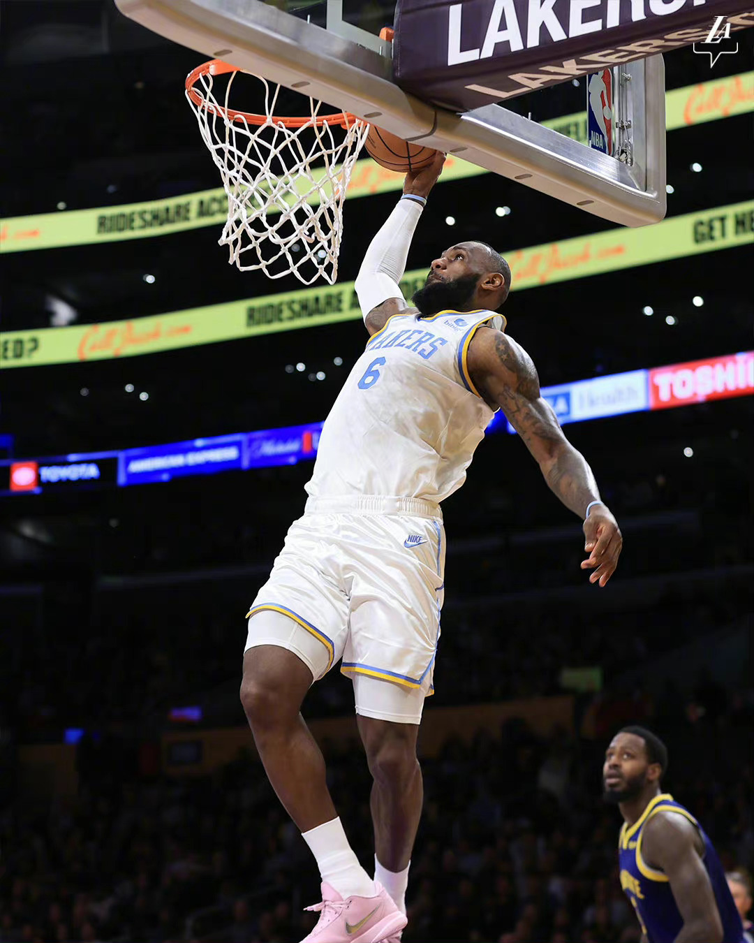 詹姆斯领军湖人逆转取胜