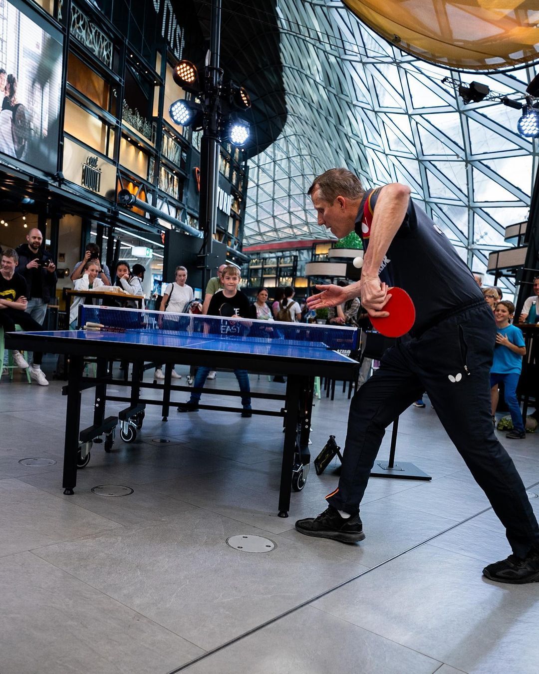 德国男乒主教练罗斯科夫参加宣传活动