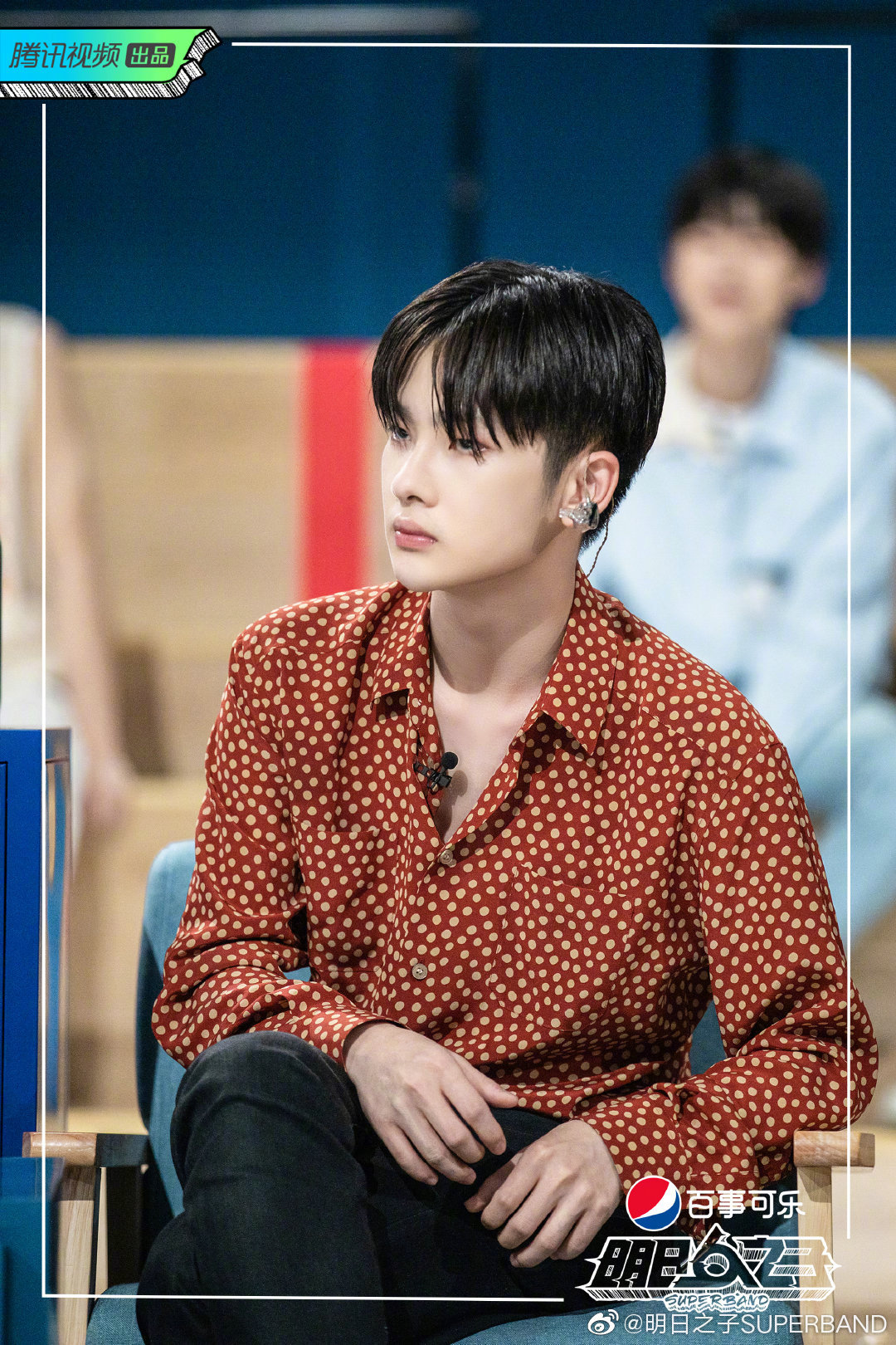 周震南《明日之子》新鲜高清剧照,红色圆点衬衫黑裤子