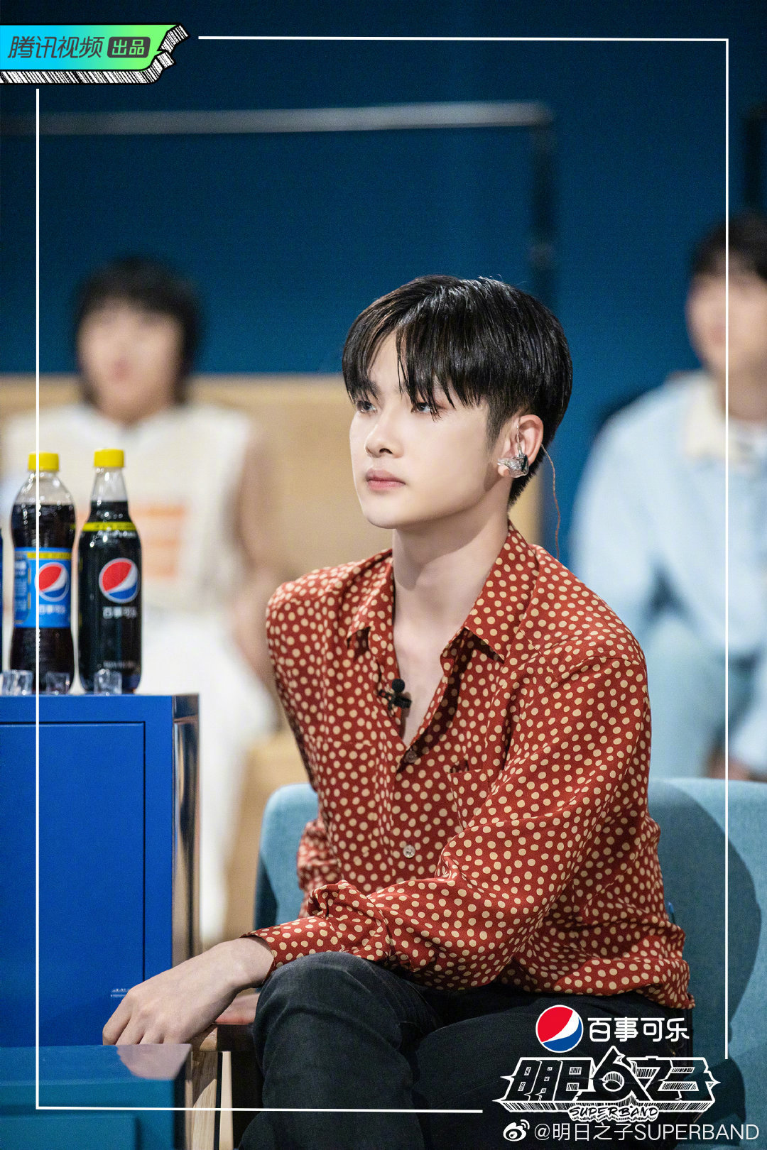 周震南《明日之子》新鲜高清剧照,红色圆点衬衫黑裤子搭配中分发型