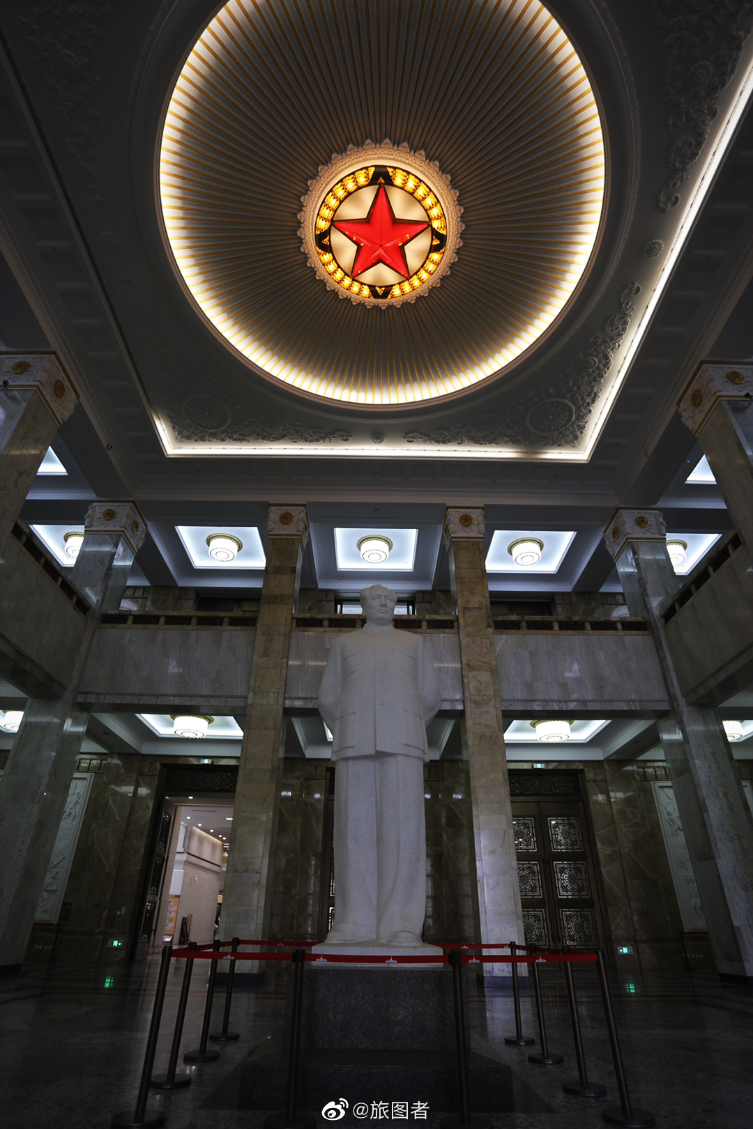 一进门一楼大厅和装修都很现代化了(老军博是内部装修设计很苏联).