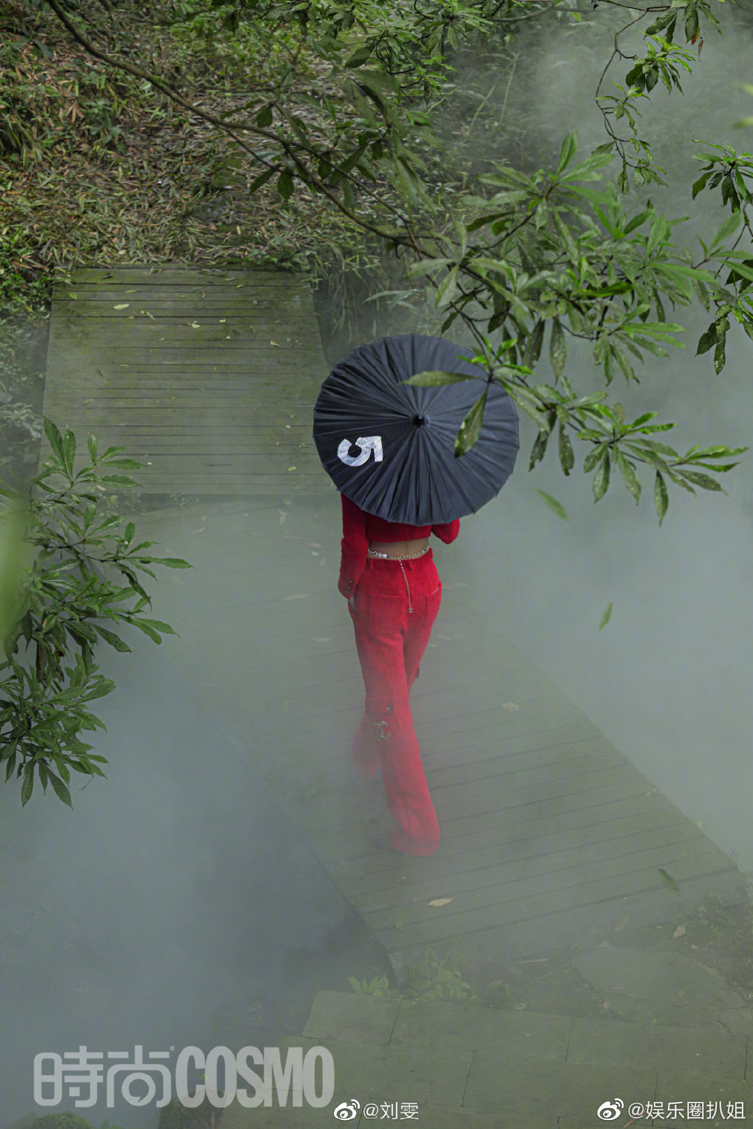 刘雯雨中撑伞大秀锁骨,无与伦比的高挑身材,有着独特的韵味