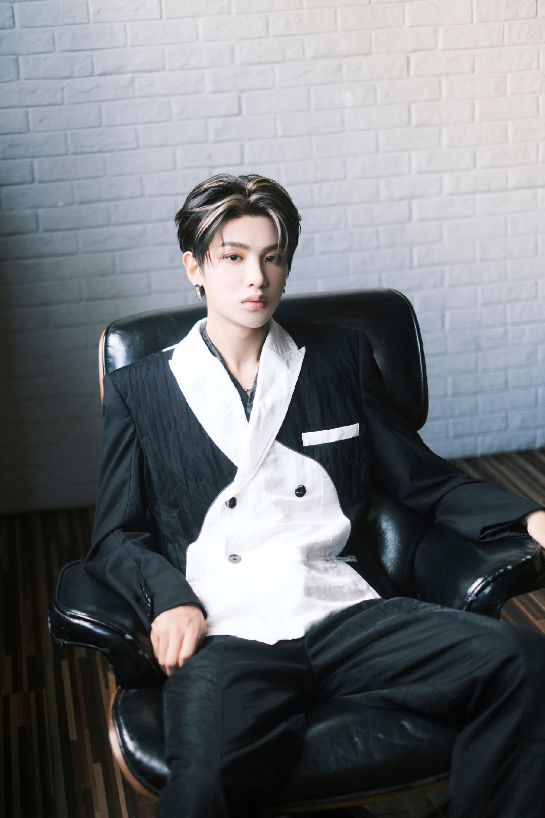 黄明昊身着经典黑白撞色西装现身潮流《z世代婚礼》现场