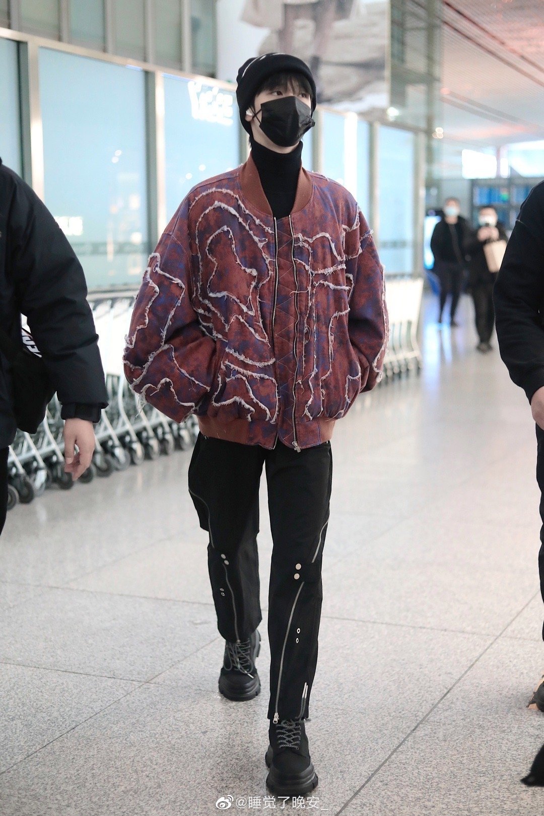 严浩翔今日机场饭拍 身穿暗红色毛边夹克的帅气翔哥……__财经头条