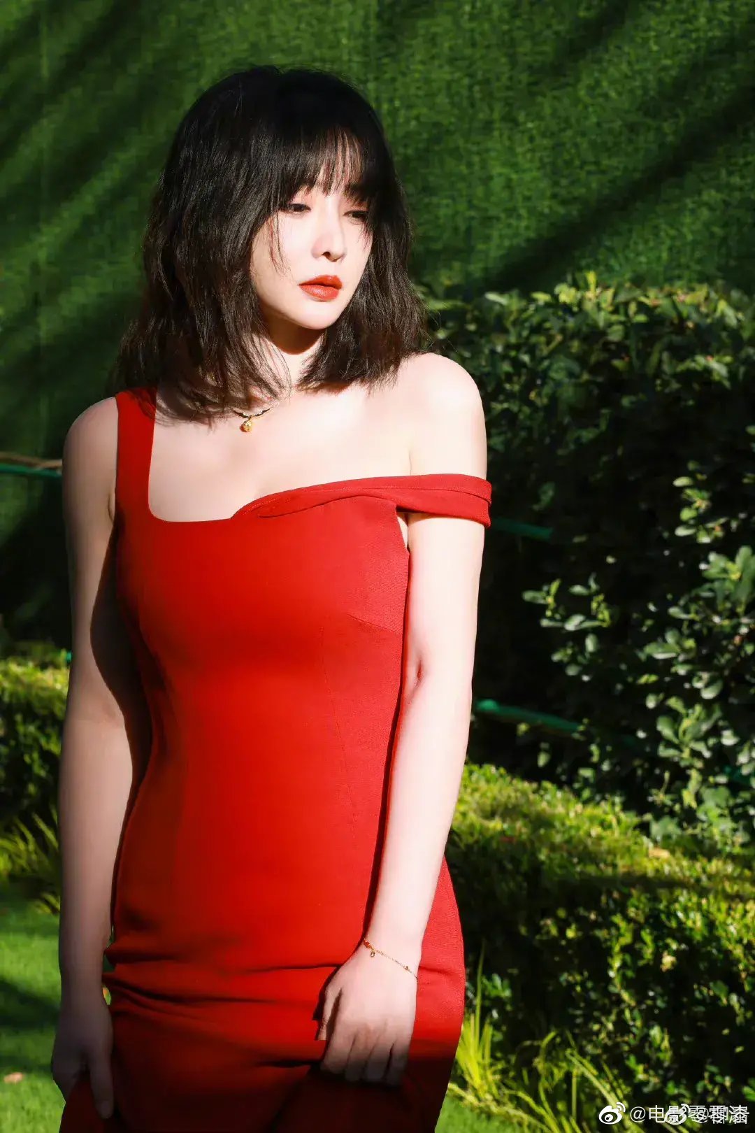 柳岩icon的饱满身材,更适合紧身裙呀,女人味十足……__财经头条