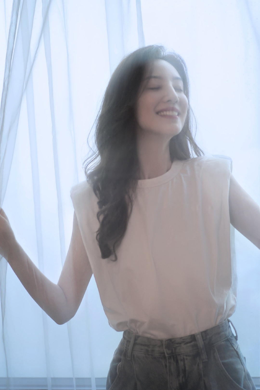 郑希怡寻光朦胧感随拍 恰到好处的仙气与温柔休闲区蓝鸢梦想 - Www.slyday.coM 郑希怡寻光朦胧感随拍 恰到好处的仙气与温柔休闲区蓝鸢梦想 - Www.slyday.coM