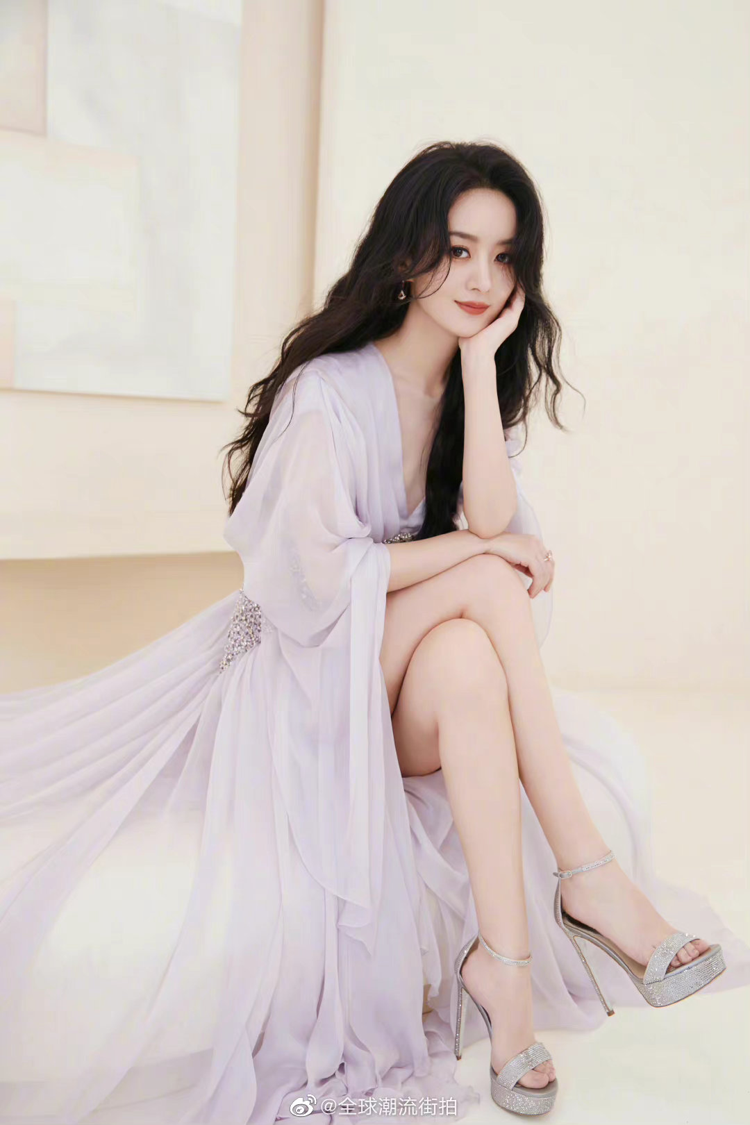 赵丽颖|活动造型更新 紫色高定礼服裙 温柔宜"夏"……__财经头条