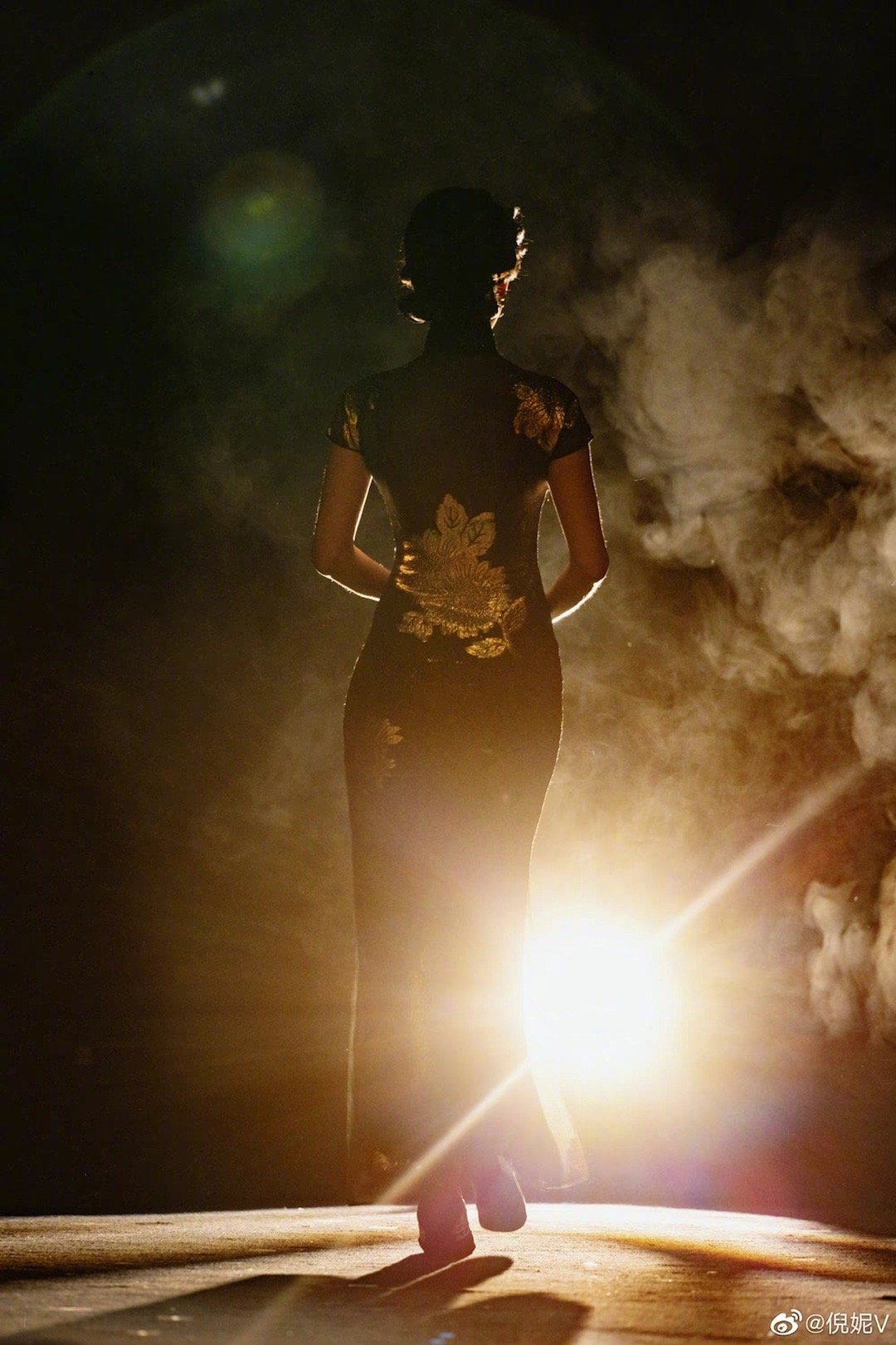 倪妮晒顾香兰背影照,民国风造型好适合!好米呀!_高清图集_新浪网