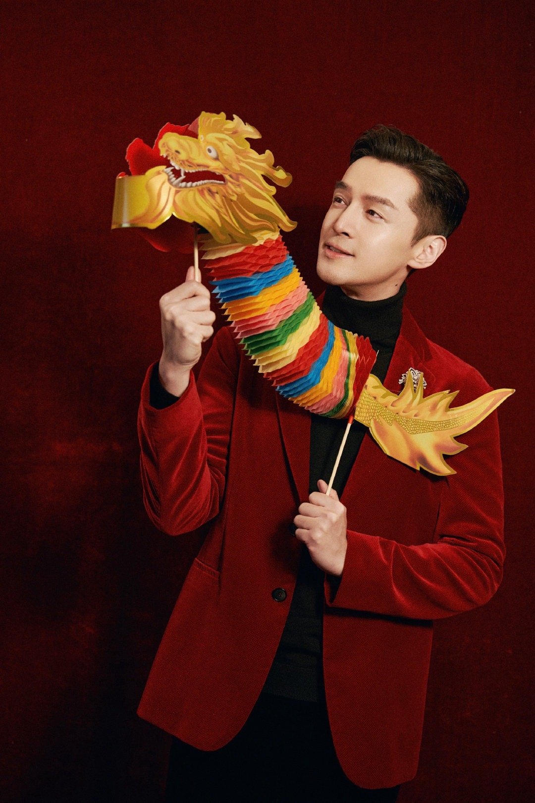 胡歌春晚造型,红丝绒西装一哥依旧帅气