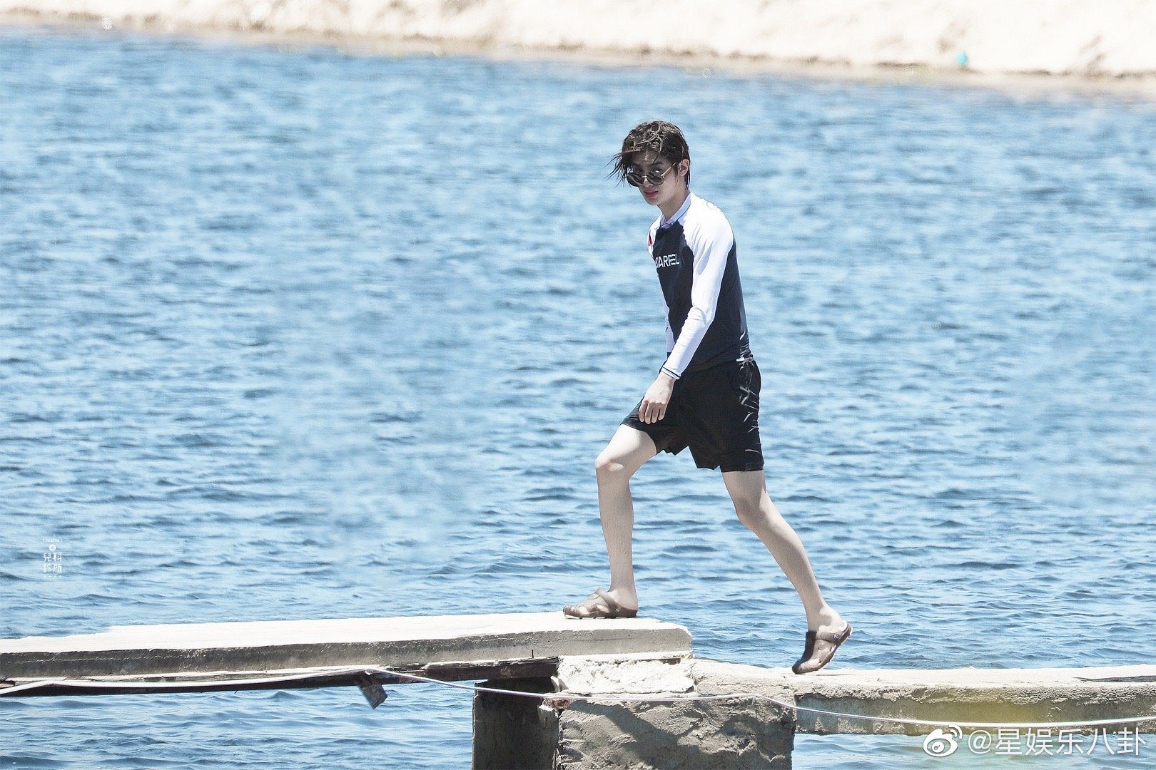 justin黄明昊《夏日冲浪店》饭拍图