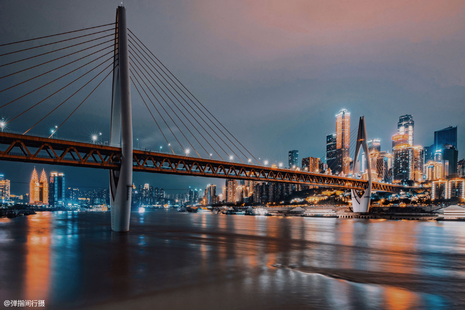 重庆最美的观光大道坐拥繁华城市美景是看山城夜色的绝佳去处