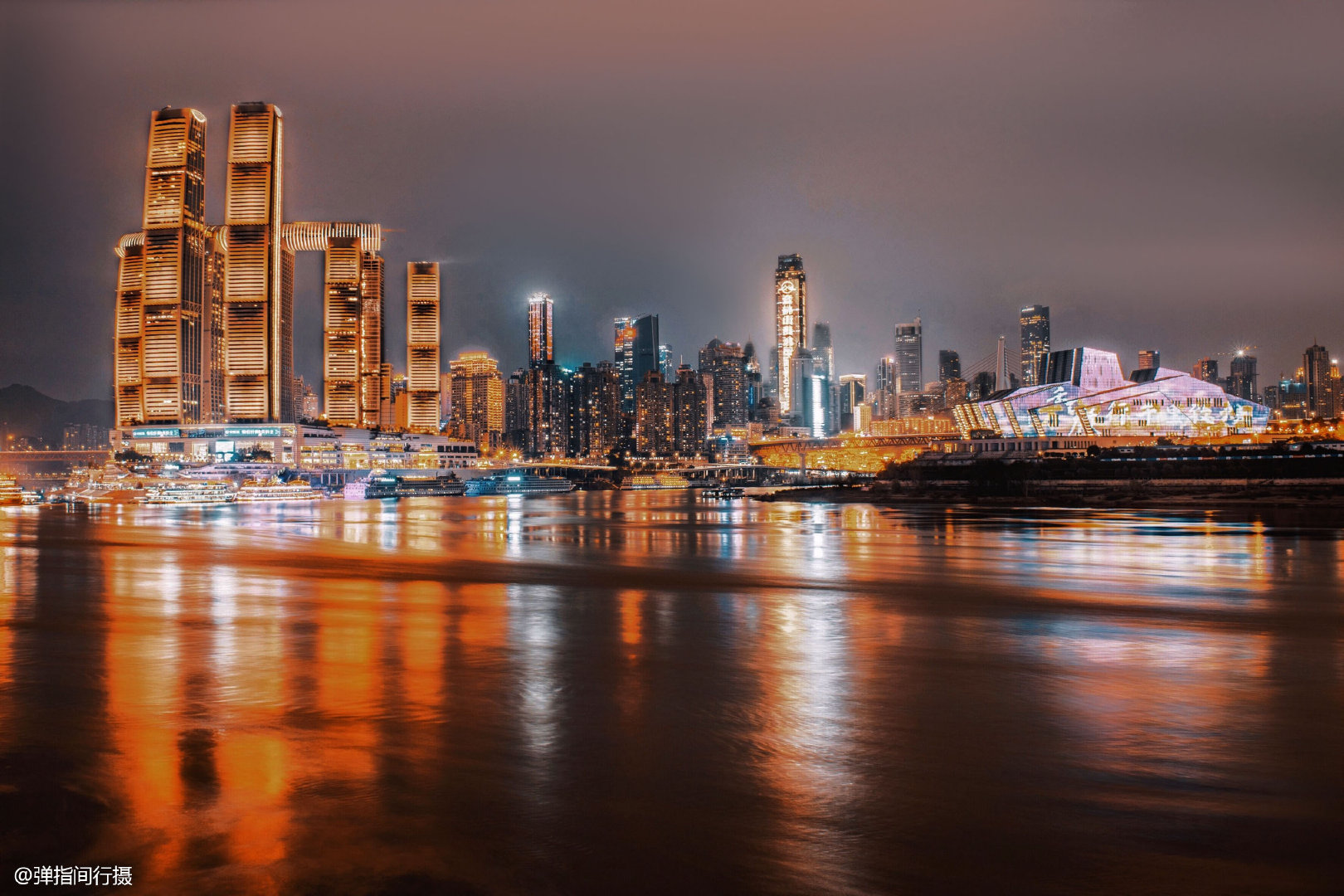 重庆最美的观光大道坐拥繁华城市美景是看山城夜色的绝佳去处