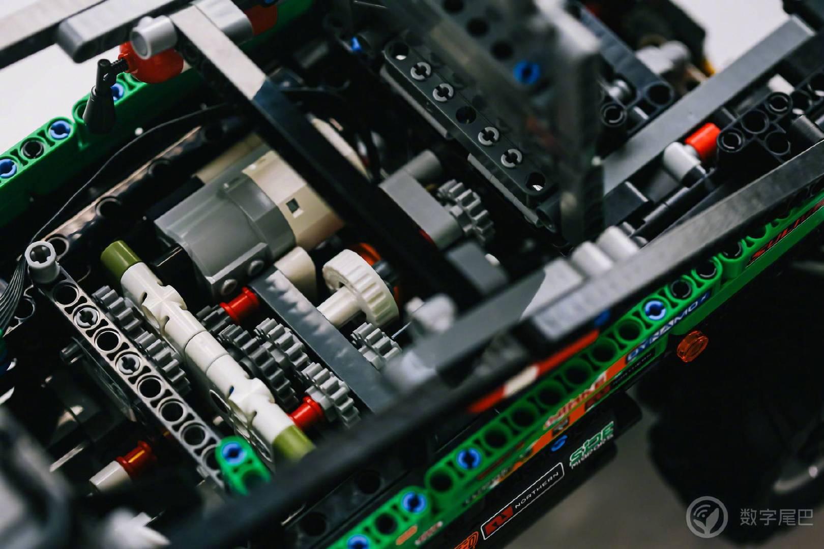 图赏:乐高机械组 42129 梅赛德斯奔驰 zetros 越野卡车