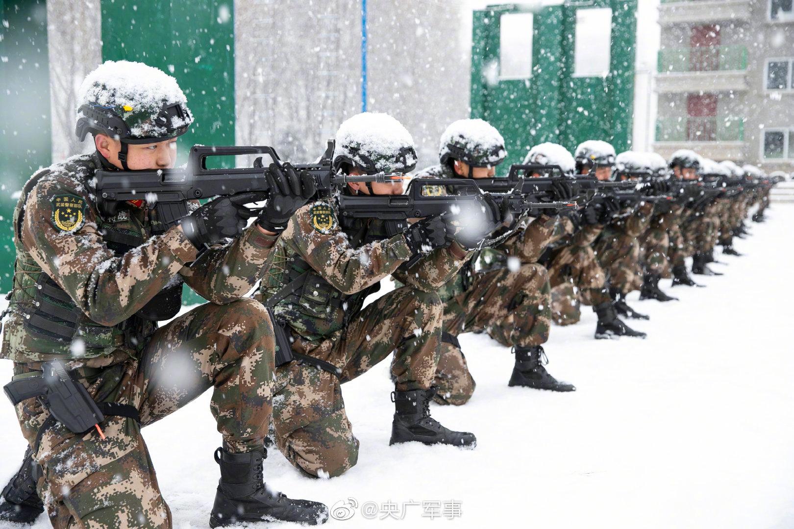 西北高原武警官兵雪中练兵忙