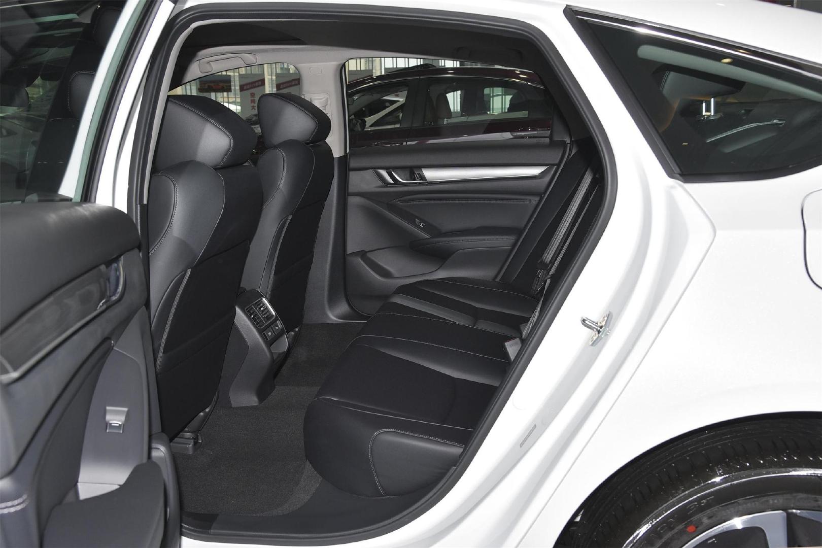 20万级热门合资中型车，本田新款雅阁和丰田凯美瑞混动版怎么选？