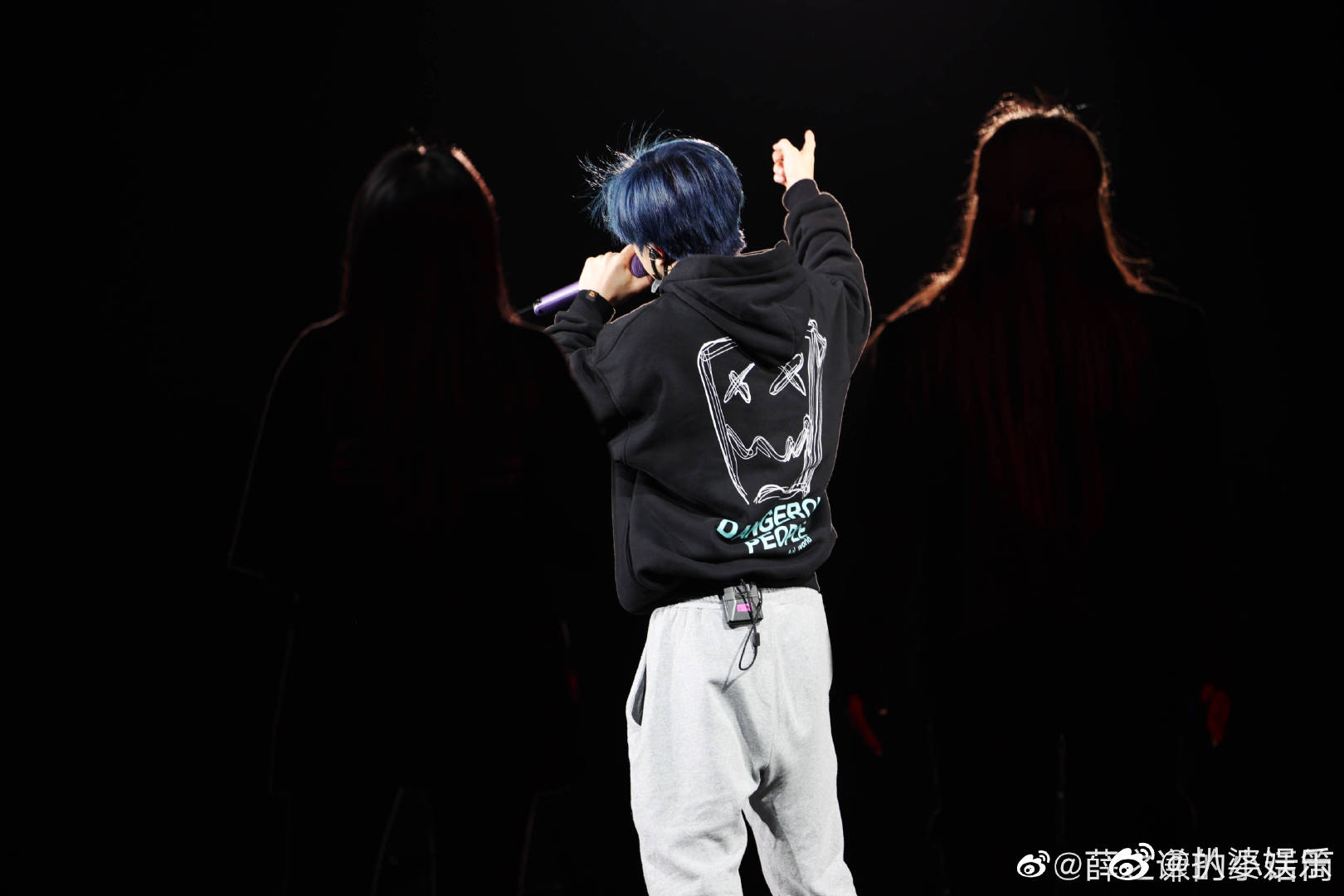 薛之谦这背影和蓝发有被帅到,用心准备的盛大浪漫,期待今晚……__财经