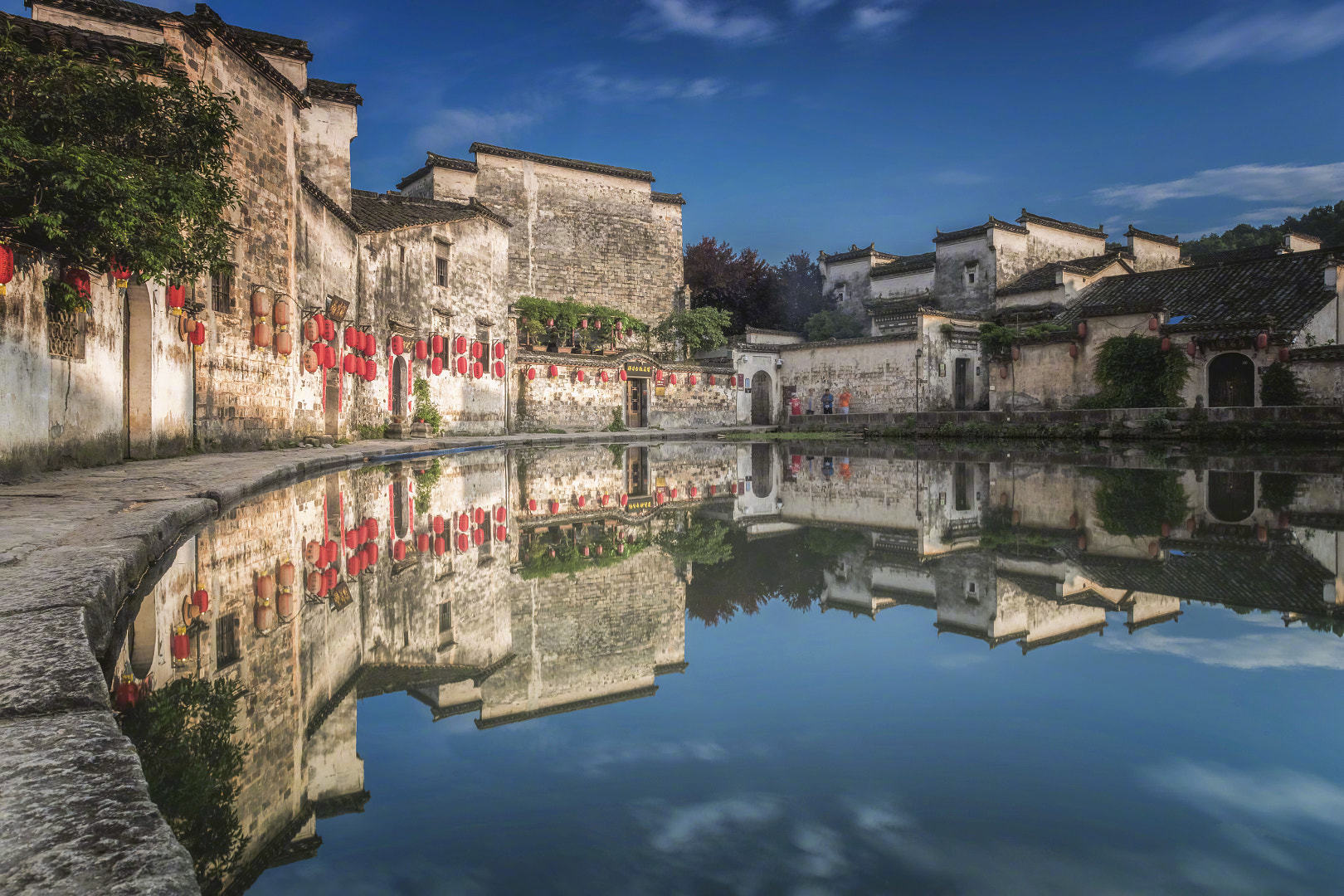 宏村位于安徽省黄山市因电影卧虎藏龙而出名