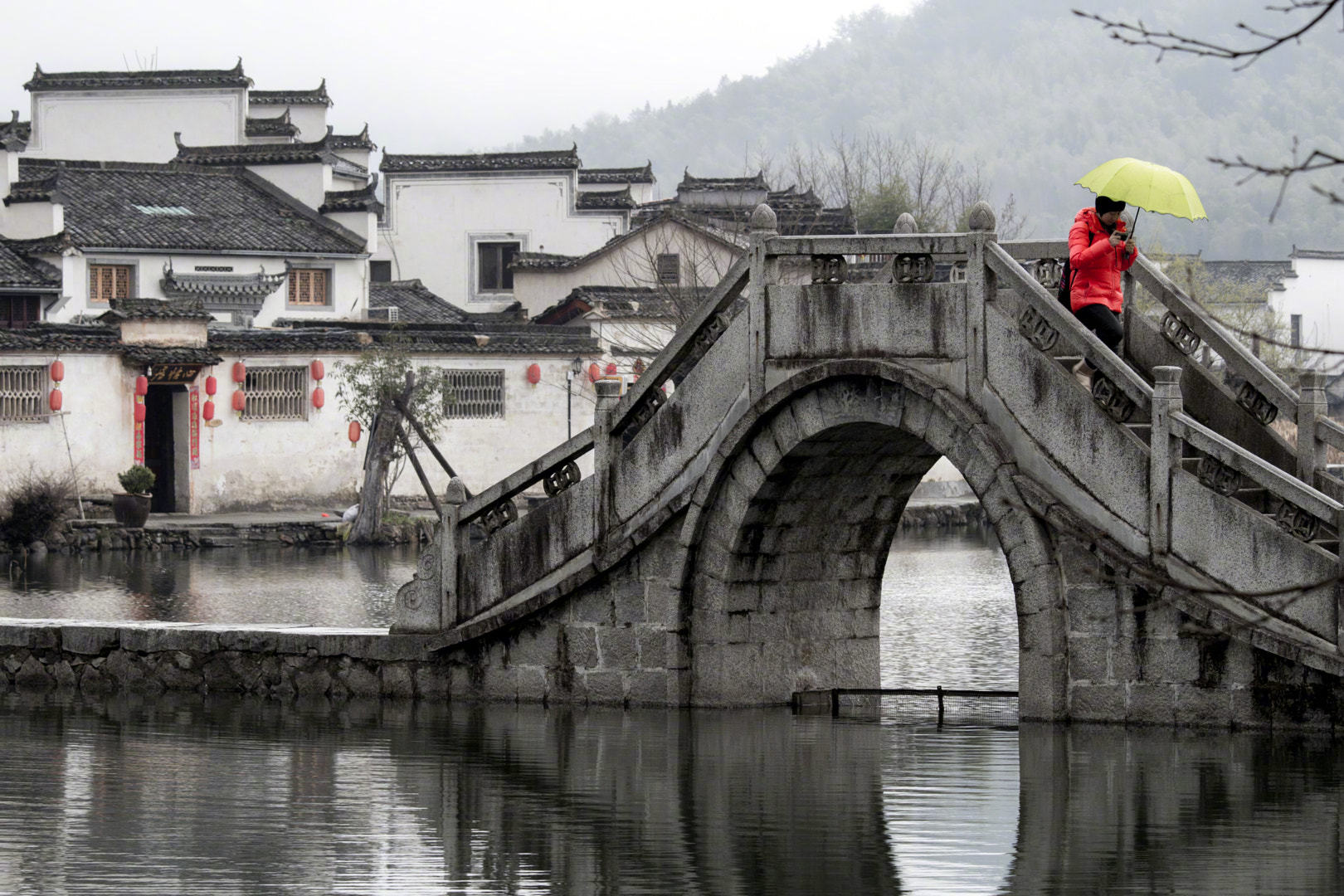 宏村位于安徽省黄山市因电影卧虎藏龙而出名