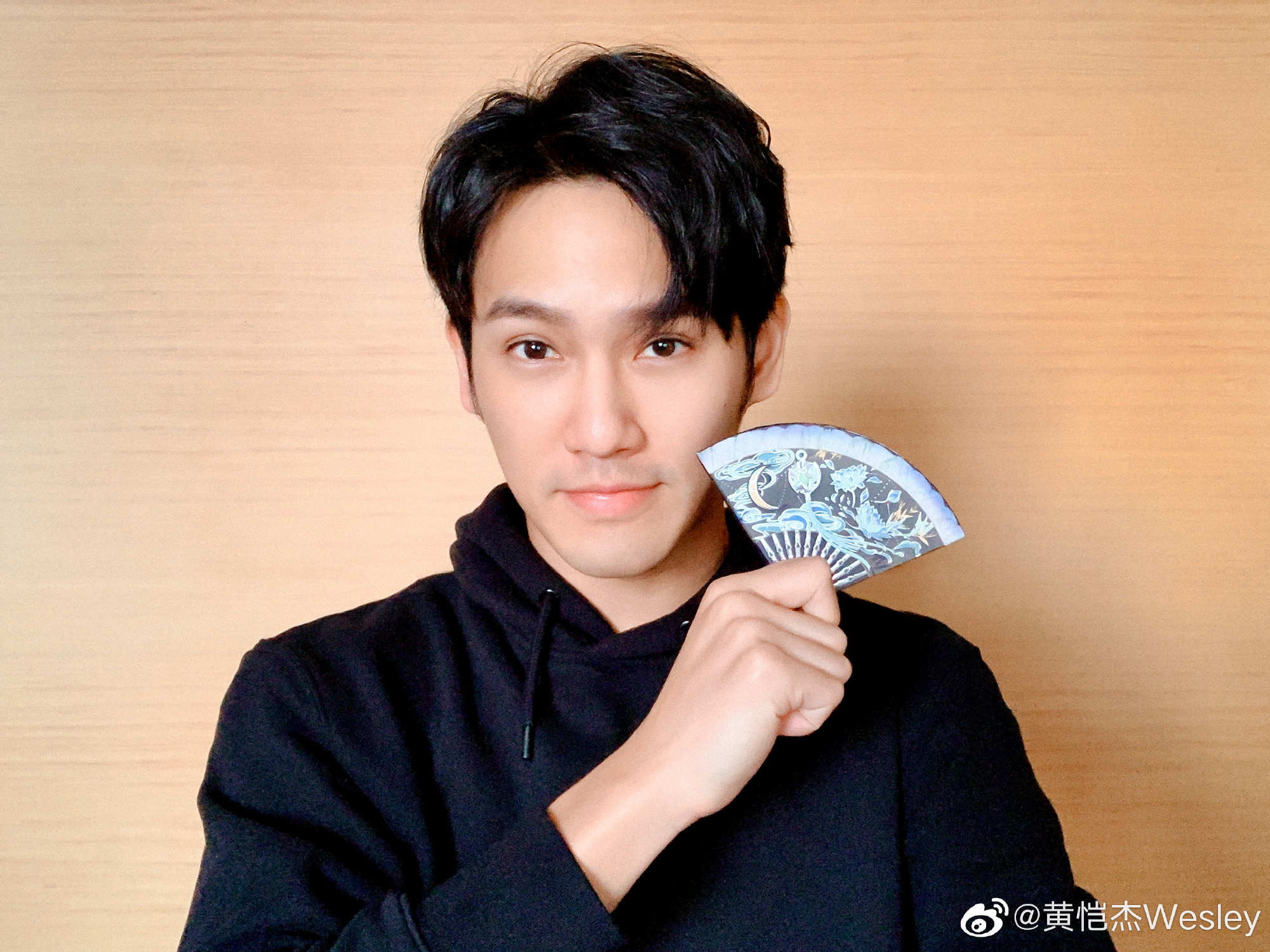 赵雅芝33岁小儿子探班母亲,被指撞脸钟汉良,长相英俊像妈妈