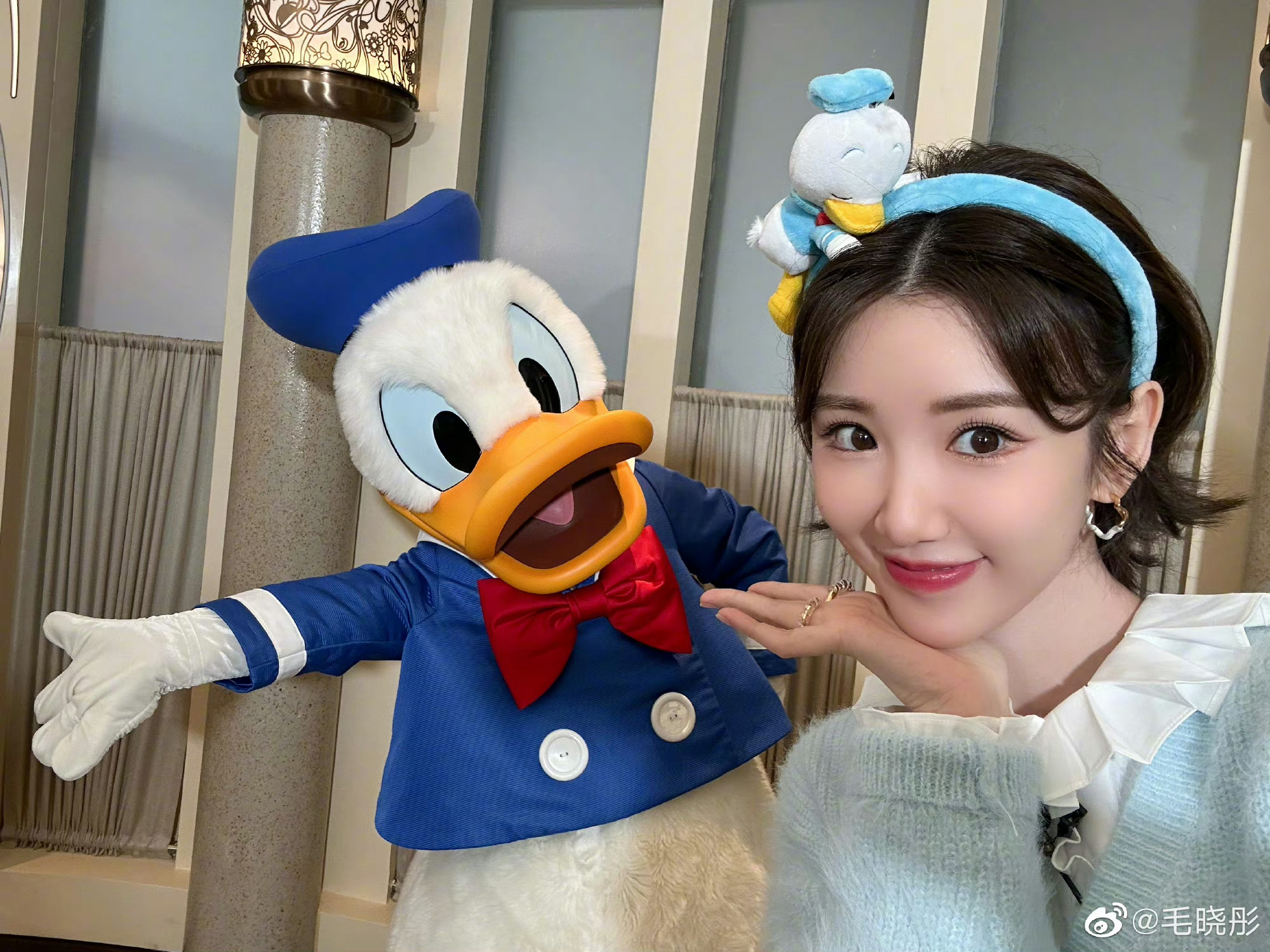 毛晓彤晒2月第一个自拍～ 迪士尼游玩合照,简直太可爱啦_高清图集