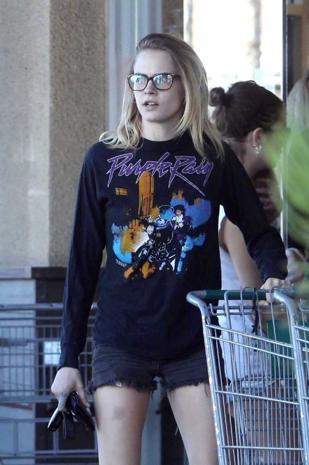 卡拉·迪瓦伊(cara delevingne)和女友ashley