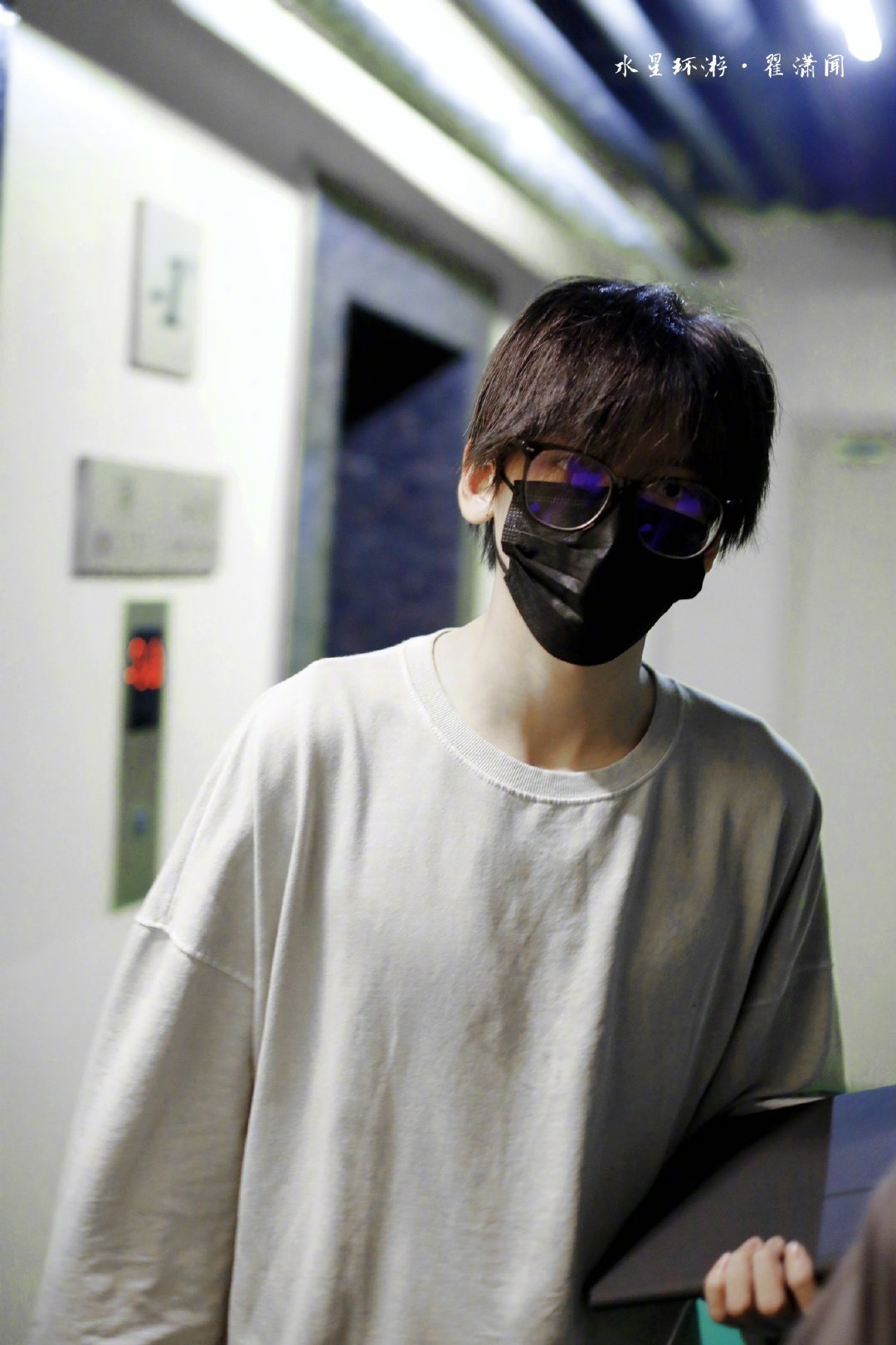 翟潇闻今日份上班饭拍 米白色卫衣戴着黑框眼镜……_高清图集_新浪网