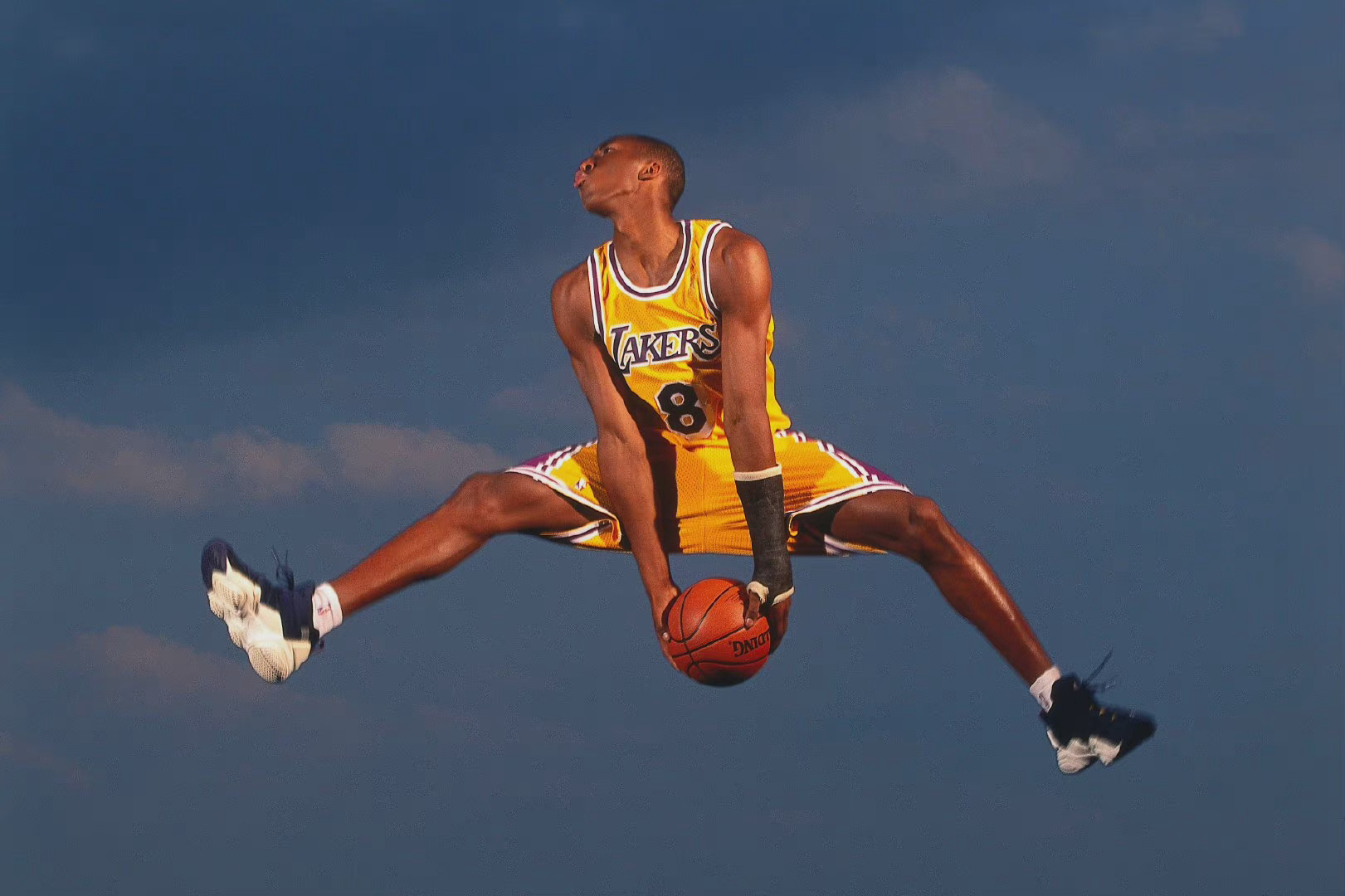 科比新秀赛季拍摄的定妆照!__财经头条