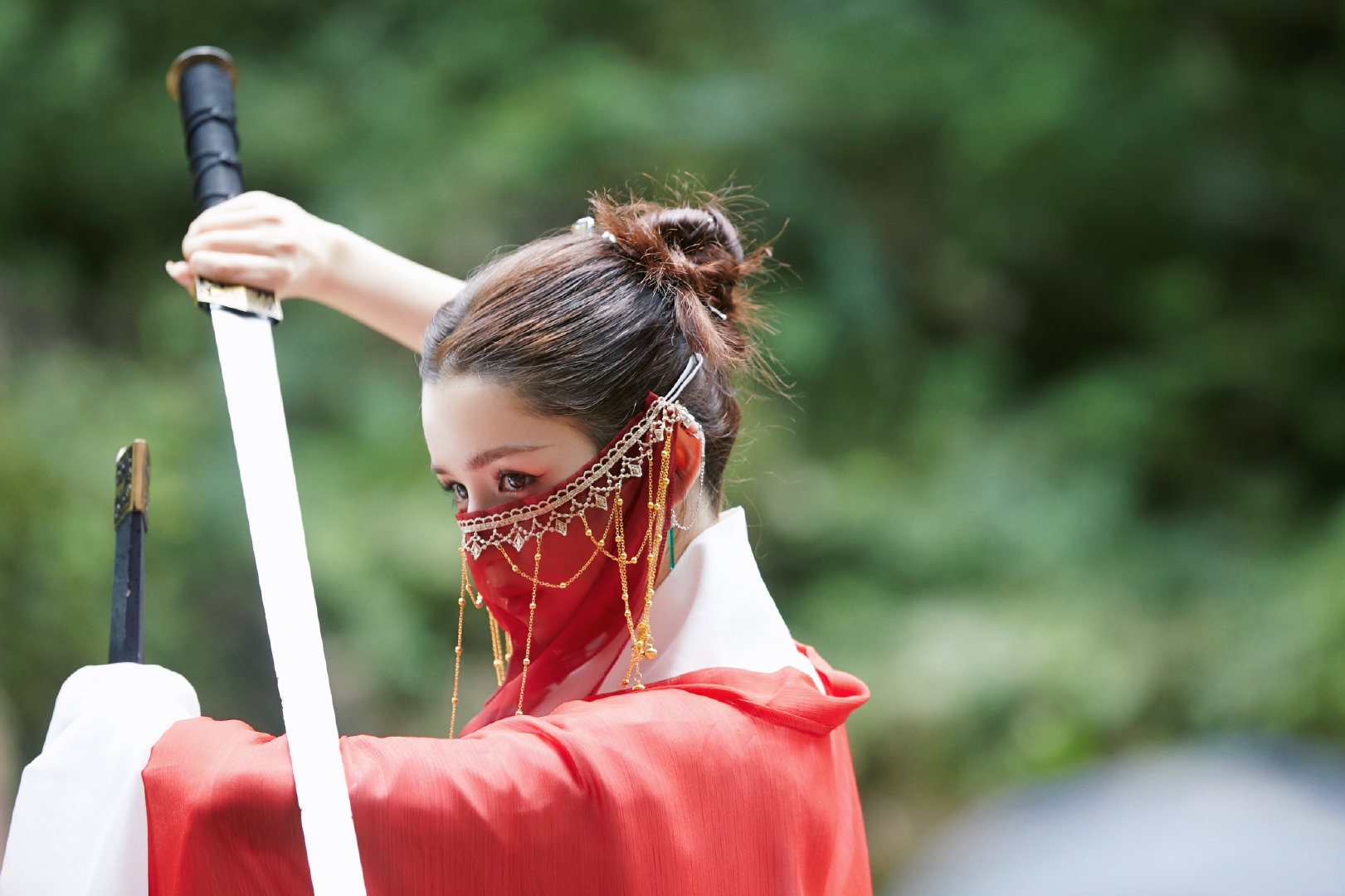 哈妮克孜红衣女侠的造型太美了,坚定的眼神,这样的女侠太爱了……