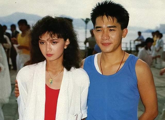 梁朝伟在拍摄《倚天屠龙记》的时候对黎美娴一见钟情,然后展开疯追求